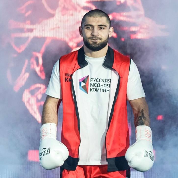 Российские боксёры Павел Сосулин  11-0, КО 6  и Магомед Курбанов  26-1, КО 14  5 июля в Екатеринбурге на турнире RCC Boxing Promotions проведут очный 12-раундовый поединок за звание обязательного претендента по версии WBA в первом среднем весе.   Оба боксёра в разговоре с пресс-службой Федерации бокса России положительно отреагировали на официальный анонс такого противостояния.    Павел Сосулин: «Очень рад, что такой бой состоится. Магомед - бьющий боксёр со своим немаленьким бэкграундом в профессиональном боксе, у него есть опыт титульных боёв. У него была такая возможность, и пора уже нашей команде, в частности мне, дать такую же возможность. Мы всё увидим на ринге 5 июля».    Магомед Курбанов: «Я абсолютно нормально отношусь к поединку с другим российским боксёром. Он идёт по версии WBA, я иду по ней же, и наши пути просто пересеклись. К тому же, я считаю, это для России это отличный бой в целом. Я уже давно в этом рейтинге, он недавно вошел в топ-15. Вообще, уверен, что внутри нашей страны нужно делать бои на таком высоком уровне. Почему нет? Думаю, сыграет важную роль в популяризации бокса в России».   Читать подробнее    Отдай свой голос боксу!