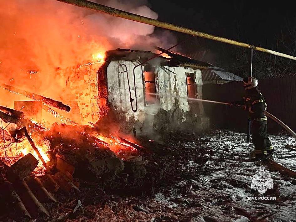 При пожаре в Корочанском районе погиб местный житель.  Трагедия случилась в хуторе Хрящевое. В одном из дворов полностью сгорела летняя кухня. При пожаре погиб 67-летний мужчина. Причина происшествия устанавливается. С огнём боролся дежурный караул пожарно-спасательной части №25.    Всего за сутки в регионе произошло пять возгораний.    Подписаться   Прислать новость