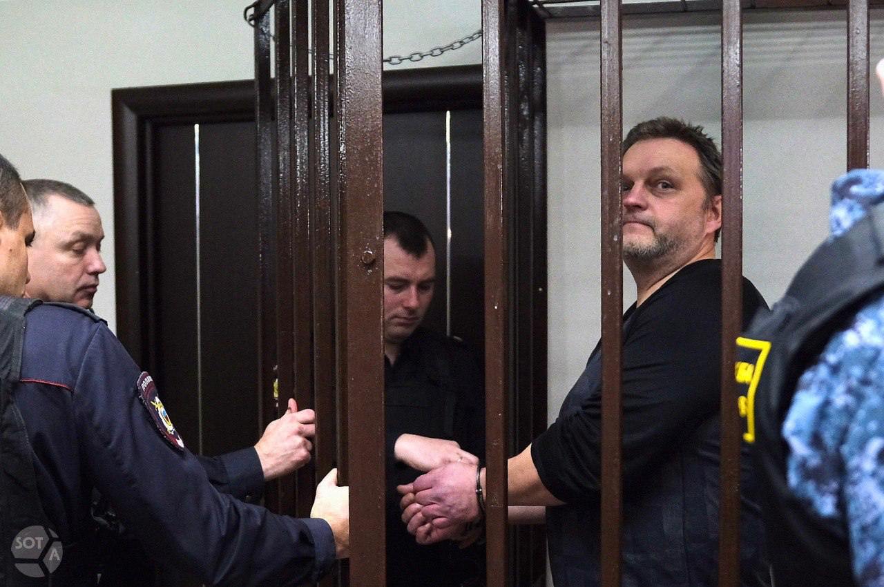 Кировский экс губернатор Никита Белых потребовал от государства 10 млн рублей компенсации за незаконное уголовное преследование Сегодня в Свердловском районном суде Перми состоялось предварительное заседание по иску Никиты Белых к российскому государству Мужчина требует выплатить ему 10 млн рублей в качестве компенсации морального вреда за незаконное уголовное преследование Белых возглавлял Кировскую область с 2009 по 2016 годы Летом 2016 года его арестовали по обвинению в получении взятки в особо крупном размере и тогда же уволили с губернаторского поста 1 февраля 2018 года Пресненский суд Москвы приговорил Белых к 8 годам в колонии строгого режима и штрафу в 48 2 млн рублей Свою вину он не признал называл обвинения провокацией спецслужб и заявлял что полученные деньги предназначались на развитие региона Бывший чиновник освободился в июне 2024 года отбыв свой срок целиком России нужна либеральная партия Нужна стратегически Без либералов страна не справилась бы ни с одним кризисом за последние 20 лет включая нынешний с которым Россия без либералов тоже не справится писал Никита Белых в своем LiveJournal после выхода из партии Союз правых сил в 2008 году Фото архив SOTAvision