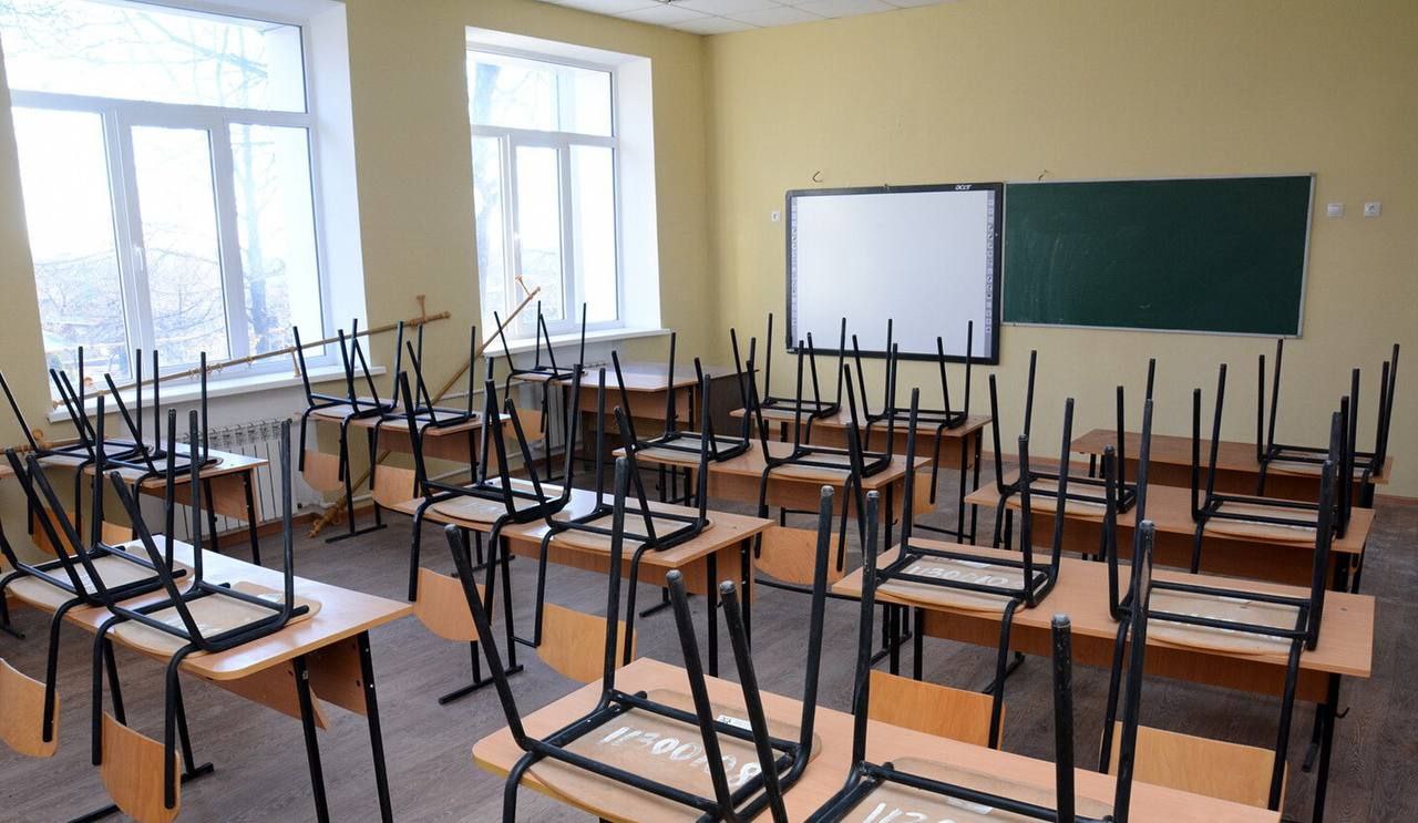 В ДНР из 586 школ в дистанционном режиме работают 99, однако при первой возможности они будут переведены в очный формат "Рассчитываем, что к началу нового учебного года, с учётом того, как развивается ситуация, таких школ в очном режиме будет уже 530. Сейчас у нас в проработке находится 45 школ. Возможно, целесообразно кому-то ещё, если школа точно не будет открываться с 1 сентября, что лучше перевести в другую. Главное, чтобы было очное обучение. Может быть, наоборот, стоит ничего не делать, потому что и так школа откроется с 1 сентября в очном режиме. Поэтому здесь, я думаю, нужно дополнительное информирование. Я протокольное поручение всё-таки выпишу дополнительно", – отметил Пушилин. Киевский