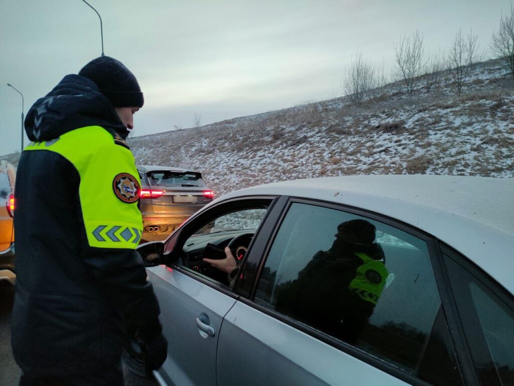 Сколько нарушений выявила ГАИ около Заславля 17 февраля   В этот день экипажи ДПС осуществляли проверку водителей, проезжающих по автодороге Н-9031 "Колодищи - Заславль".   Особое внимание уделялось выявлению фактов управления транспортными средствами лицами, находящимися в состоянии опьянения, не имеющими права управления и осуществляющими перевозку несовершеннолетних пассажиров с нарушением ПДД.  В ходе профилактического мероприятия сотрудниками Госавтоинспекции Минского района выявлено более 20 правонарушений со стороны водителей транспортных средств.  К слову, двое водителей управляли транспортными средствами, не имея на это права.  Также в поле зрения страж дорог попался и 46-летний житель Минского района, который управлял автомобилем в состоянии алкогольного опьянения.   #Заславль