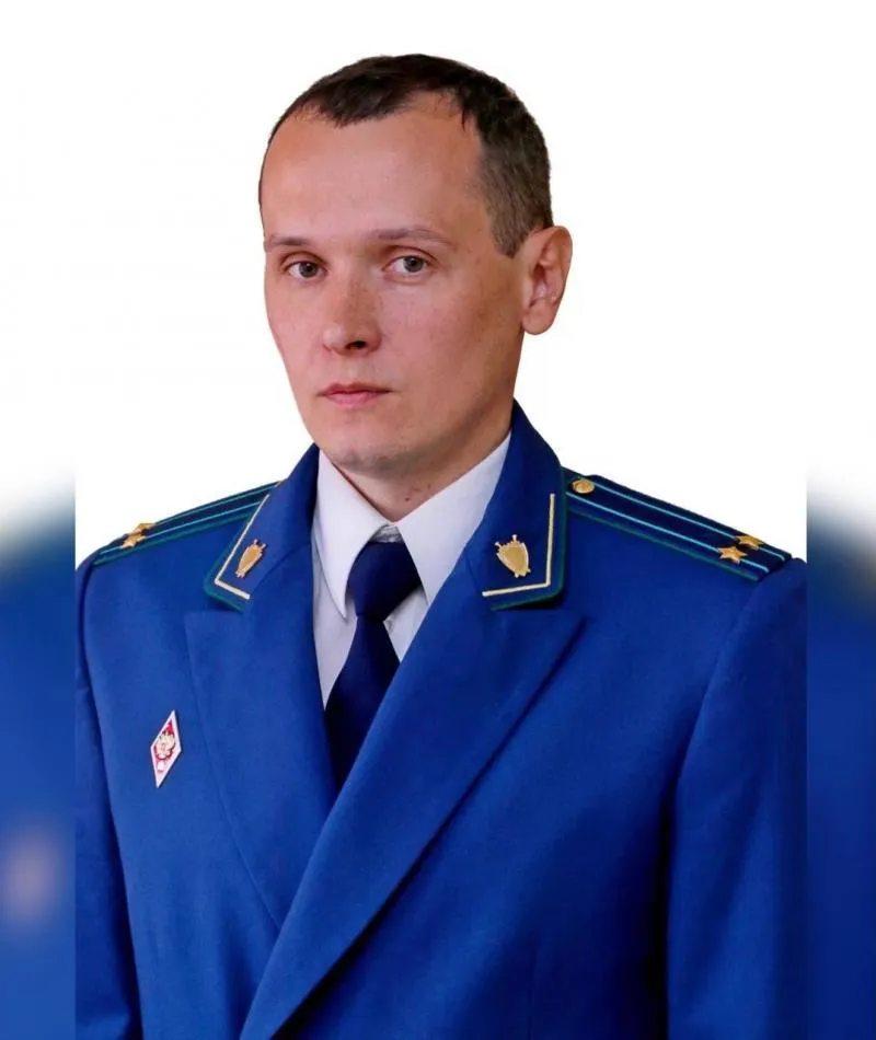 В Красноярске назначили нового прокурора города Должность занял 38 летний Денис Чуприков 29 апреля нового руководителя официально представили сотрудникам мэрии и полиции Кресло городского прокурора оставалось свободным с февраля 2026 года Бывший руководитель ведомства Валерий Юхновец пошел на повышение и стал заместителем прокурора края Подробнее на Бабре красноярск kras 24