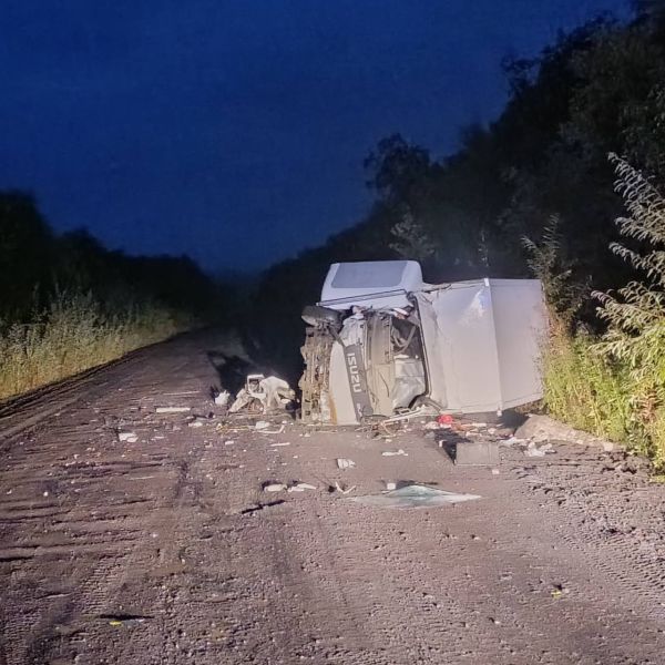 Два человека погибли в ДТП с грузовиками на трассе Мильково Ключи Усть Камчатская прокуратура контролирует установление обстоятельств ДТП в результате которого два человека погибли один сильно пострадал сообщили агентству КАМЧАТКА ИНФОРМ в прокуратуре Камчатского края Авария случилась вечером 6 сентября на трассе Мильково Ключи По данным ведомства 50 летний водитель небольшого грузовика Исузу Эльф столкнулся с тяжёлым грузовиком Шакман В результате 2 человека погибли 1 госпитализирован в Ключевскую районную больницу сказали в прокуратуре КАМЧАТКА ИНФОРМ новости Камчатки в Telegram Фоторепортажи и эксклюзивные материалы на kamchatinfo com НАПИСАТЬ НАМ