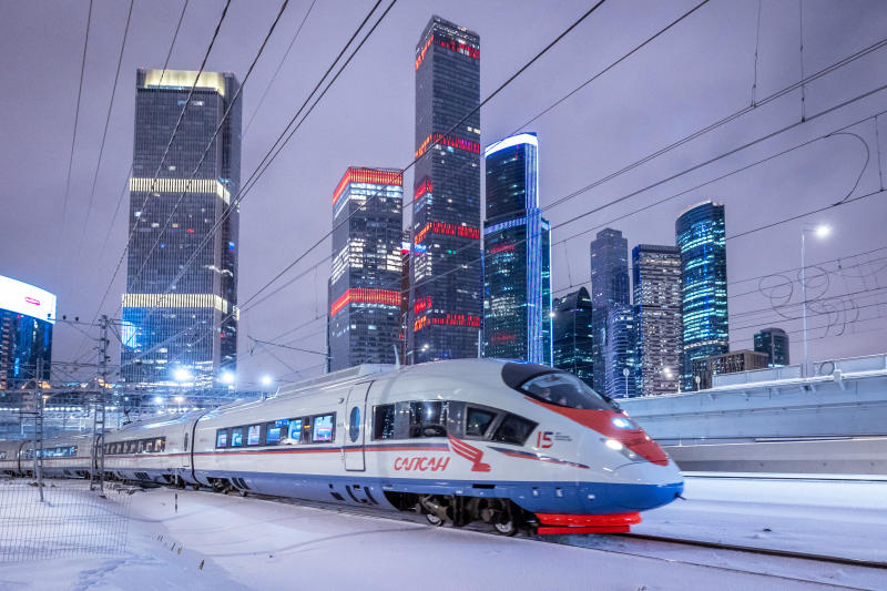 День высоких скоростей 16 лет Сапсану Сегодня отмечается День высоких скоростей Ровно 16 лет назад высокоскоростной поезд Сапсан совершил первый пассажирский рейс по маршруту Москва Санкт Петербург и с тех пор стал неотъемлемой частью транспортной системы страны За это время Сапсаны прошли более 82 млн километров и перевезли 68 3 млн пассажиров Парк поездов вырос с 8 до 20 составов увеличилось и количество рейсов в пиковые периоды между двумя столицами их число достигает 34 в сутки Поезда постепенно обновляются уже модернизированы интерьеры 11 составов Сапсан остаётся первым и пока единственным поездом в России с собственным мобильным приложением РЖД Медиа и регулярно получает отраслевые награды В честь праздника пассажиров ждут поздравления подарки и специальные мероприятия на отдельных рейсах Фото Телеграмма РЖД Подписаться на Петербургский дневник в MAX