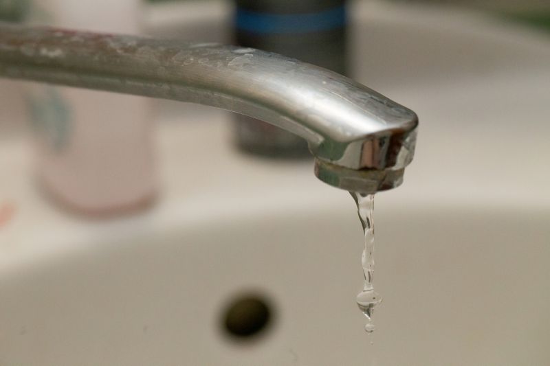 Более 170 домов во всех районах Воронежа останутся без горячей воды из-за плановых отключений Ограничения коснутся всех шести районов города с 30 июня. Подача горячей воды будет приостановлена на срок от одного до 12 дней, в зависимости от характера выполняемых работ. Наибольшее количество отключений затронет Советский район. В нем без воды останутся 52 жилых дома. ↗ Прислать новость Подписаться