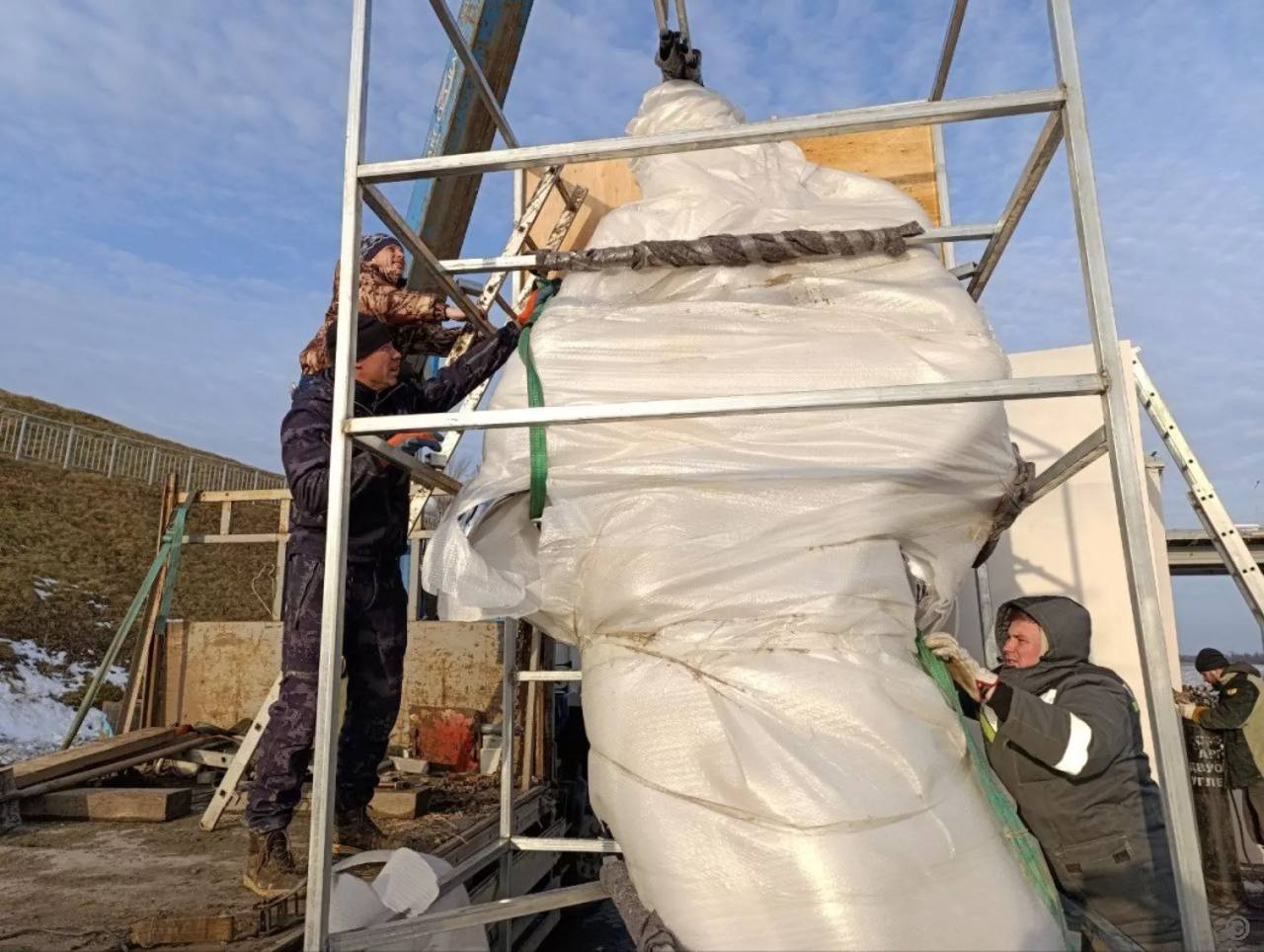 ТОЛК новости Барнаула Алтайского края и Республики Алтай Статую девушки Оби установили на набережной Монумент выполнен из легированной стали и установлен на четырехметровом постаменте размещенном вдоль подпорной стенки набережной Напомним что на тротуарной плитке изображена имитация русла реки из нержавеющей стали которая отражает слияние двух рек Бии и Катуни в реку Обь Протяженность кривой русла составила 92 метра Еще предстоит установка светового потолка зон отдыха со скамейками создание экскурсионных маршрутов охватывающих улицы исторического центра и многое другое ТОЛК ТОЛК в подробнее на канале ТОЛК новости Барнаула Алтайского края и Республики Алтай