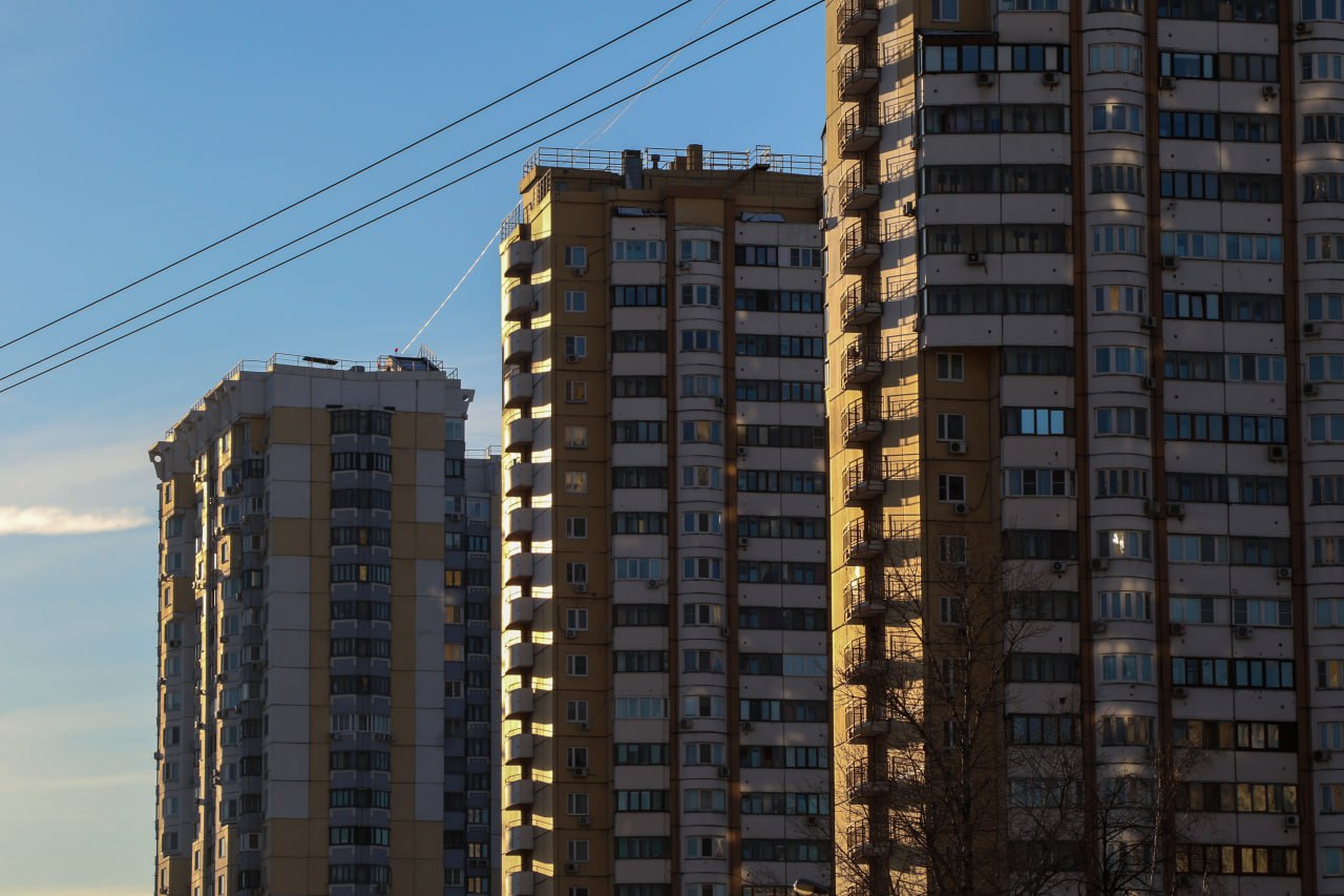 После падения кредитования в ноябре восстановиться смогла только ипотека  По итогам декабря объем выдач ипотечных кредитов вырос на 3,7%, до 273,6 млрд рублей, после снижения в ноябре на 27%, следует из данных Frank RG. Продолжил расти средний размер выдаваемого кредита. За месяц этот показатель вырос на 2,3%, до 4,71 млн рублей. Рост также наблюдался и в количественном выражении до 58,1 тысячи   +1,4% за месяц .  При этом остальные сегменты второй месяц подряд показали снижение.    Выдача кредитов наличными в декабре прошлого года снизилась на 20,3%, до 181,6 млрд рублей. Число таких кредитов также снизилось на 13,6%, до 1,4 млн.    В сегменте POS-кредитования выдачи в прошлом месяце снизились на 8%, составив 23,1 млрд рублей, а число таких кредитов снизилось на 23,6%, до 594,1 тысячи.    Читайте подробнее на сайте