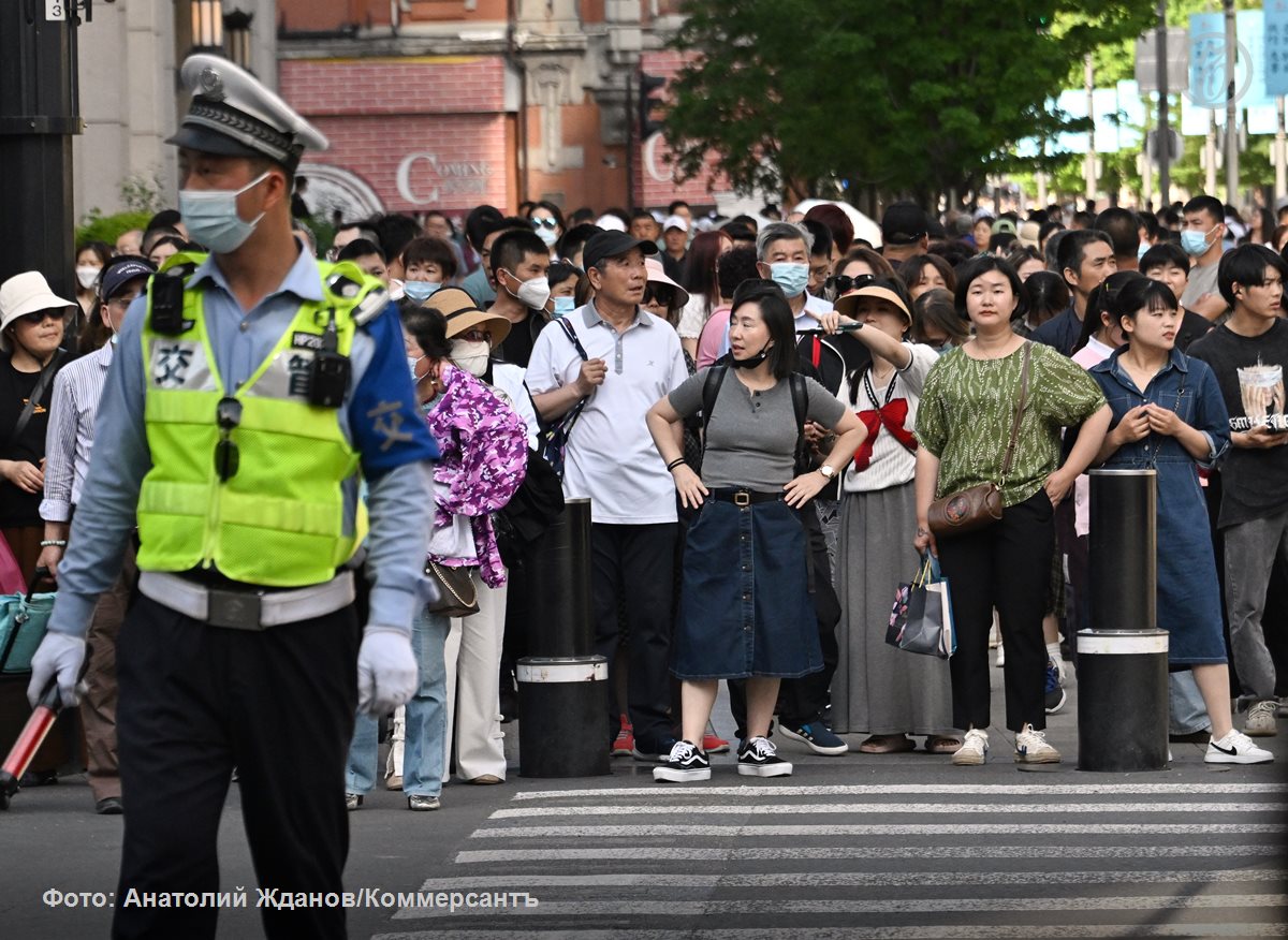 Китай вводит НДС в размере 13 на презервативы и противозачаточные препараты Меры направлены на увеличение рождаемости пишет Bloomberg Эти товары не облагались НДС с 1993 года пока действовала политика одна семья один ребенок указывает агентство Одна из поправок к китайскому закону об НДС освобождает от налогообложения услуги по уходу за детьми учреждения по уходу за престарелыми поставщиков услуг для инвалидов и услуги связанные с регистрацией браков Подписывайтесь на Ъ Оставляйте бусты