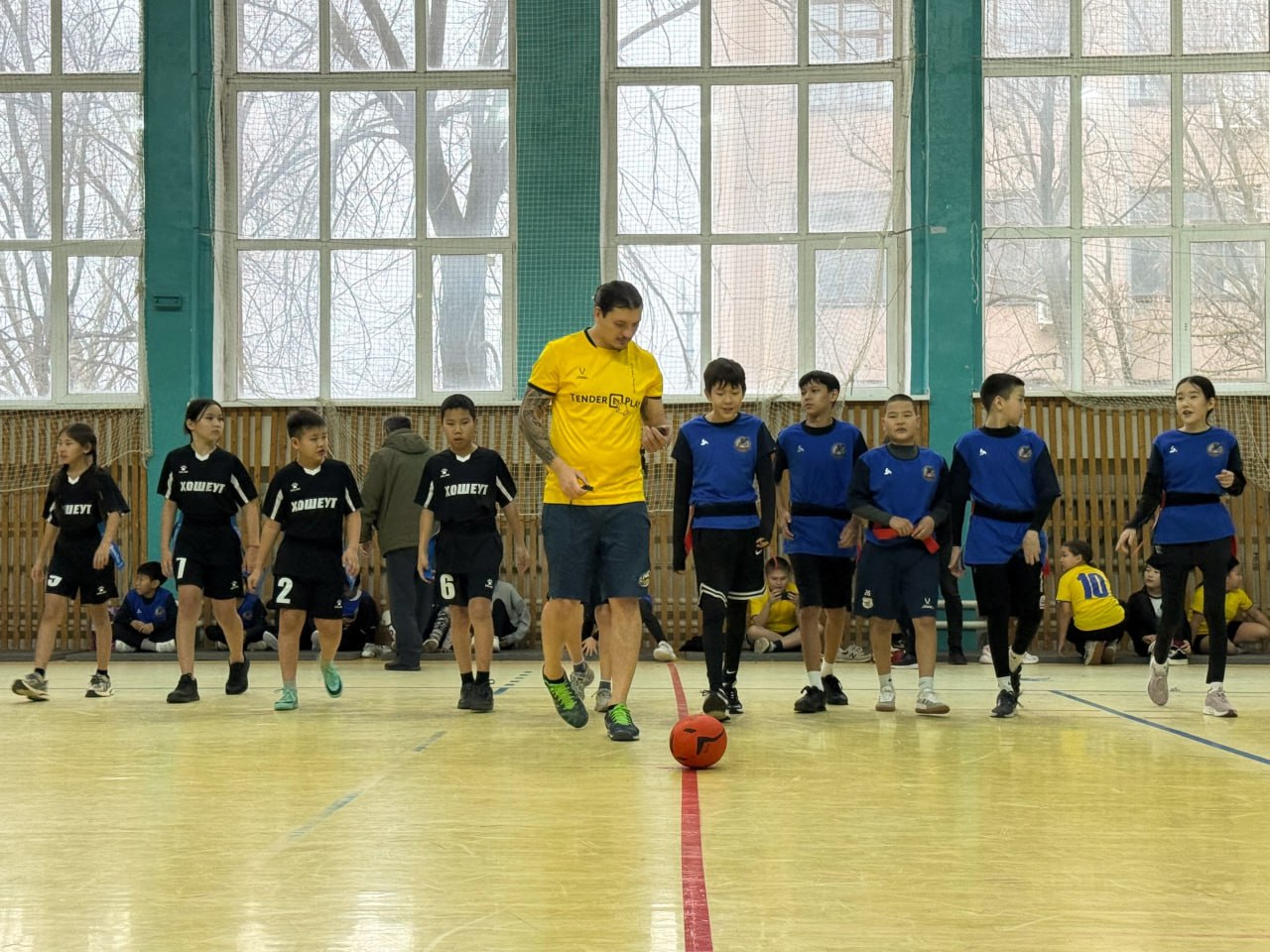 Интернет газета Степные вести Новости В Калмыкии школьники состязались в тэг регби В столице Калмыкии провели турнир по тэг регби среди школьников Соревновались команды учеников 3 4 и 5 6 классов В двух возрастных категориях победили ученики Элистинской многопрофильной гимназии Второе место среди младших участников заняли ребята из школы 20 третье СОШ 23 В другой группе серебряными призерами стали дети из Хошеутовской школы бронзу завоевала команда СОШ 18 Элисты У вас есть новость которой вы хотите поделиться Расскажите нам Stepnyevesti bot Подписаться на stepnyevesti Калмыкия Калмыкия Элиста регион08 Степные вести c источник