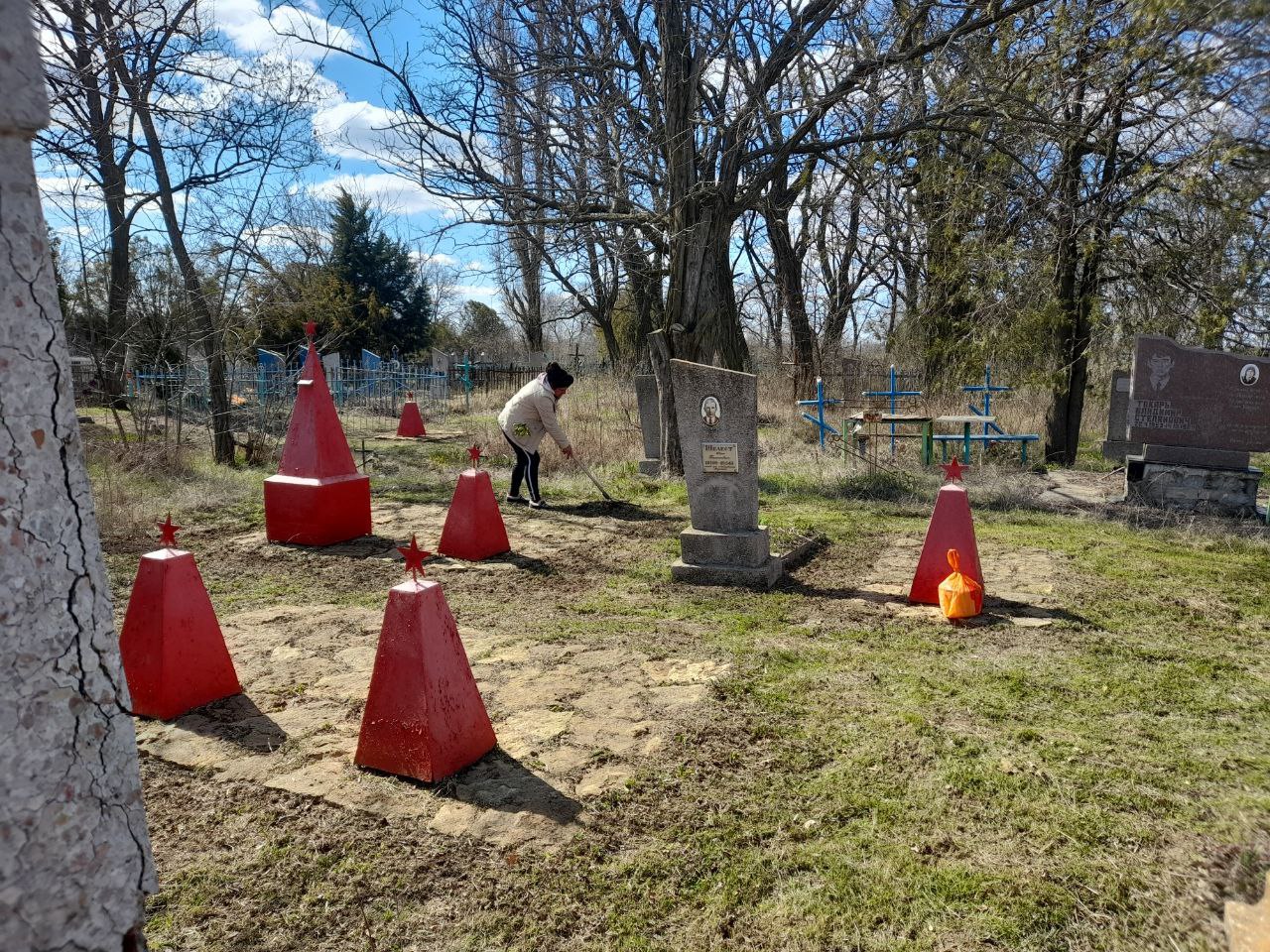 На территории Новокаховского городского округа коммунальные службы благоустраивают территории памятников советским воинам, погибшим в годы Великой Отечественной войны  Сегодня, 20 марта, проходит уборка возле братской могилы советских воинов в селе Масловка.  В условиях сложной обстановки коммунальщики стараются благоустроить все памятники Великой Отечественной войны, братские могилы и мемориалы, находящиеся в округе.  Выполнение этих работ помогает сохранить память о подвиге погибших солдат, отдавших свои жизни за мир и нашу жизнь.