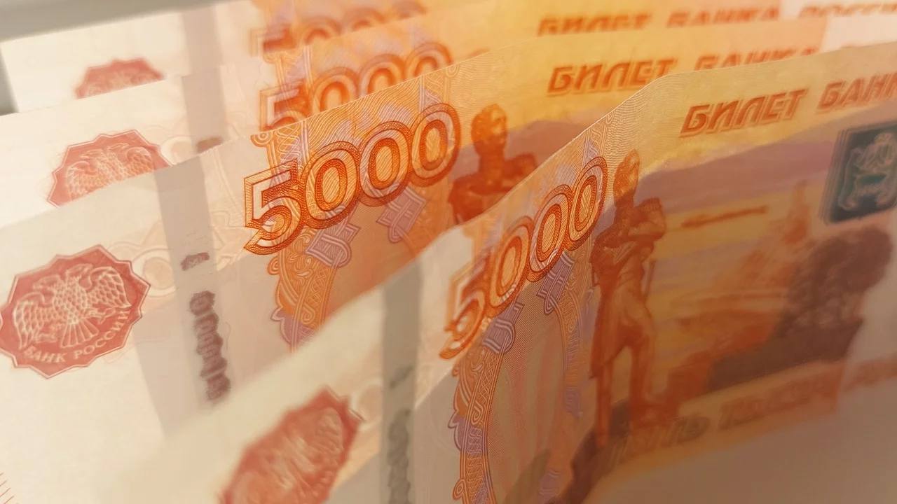 Заоблачные зарплаты в Челябинске в каких профессиях самые высокие ожидания Аналитики hh ru представили свежий отчет о зарплатных ожиданиях соискателей Челябинской области Результаты исследования проведенного на основе анализа резюме демонстрируют рост амбиций кандидатов и существенное расслоение рынка труда Медианная заработная плата на которую претендуют соискатели региона достигла 60 тысяч рублей что на 17 или 8 600 рублей больше чем годом ранее Однако эта цифра лишь отражает общую картину В ряде профессий зарплатные ожидания значительно превышают средний показатель создавая впечатляющий разрыв между звездами рынка и остальными специалистами Самые высокие ожидания демонстрируют кандидаты на топ менеджерские позиции   руководители группы разработки 200 000 рублей в 3 3 раза выше медианы   генеральные исполнительные директора CEO 199 000 рублей в 3 3 раза выше медианы   операционные директора COO 194 200 рублей в 3 2 раза выше медианы   технические директора CTO 176 900 рублей в 2 9 раза выше медианы   директора по информационным технологиям CIO 160 000 рублей в 2 7 раза выше медианы Интересно что не только топ менеджеры демонстрируют завышенные зарплатные ожидания В некоторых рабочих специальностях ситуация аналогична   геологи 140 000 рублей в 2 3 раза выше медианы   инженеры ПНР пуско наладочные работы 129 300 рублей в 2 2 раза выше медианы   прорабы 129 200 рублей в 2 2 раза выше медианы Это отражает общие тенденции развития рынка труда где квалификация и опыт становятся все более ценными активами ФОТО ГТРК Южный Урал Подписывайтесь на Вести Южный Урал в MAХ