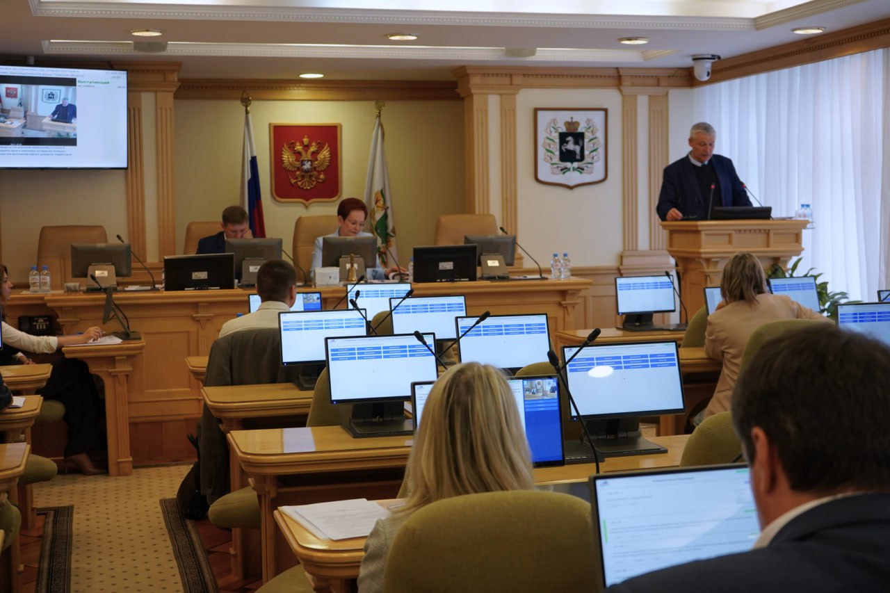 ℹ Восстановить права участников долевого строительства станет проще На заседании комитета по строительству, инфраструктуре и природопользованию областной думы депутаты рассмотрели проект изменений в региональный закон о защите прав и законных интересов граждан — участников долевого строительства. Законопроект разработан в целях уточнения введенных ранее норм, позволяющих осуществлять выплаты денежного возмещения «дольщикам». Поправки особенно важны для пайщиков ЖСК дома по ул. Б.Подгорная, 38, строительство которого должно было завершиться еще в 2008 году. В случае принятия законопроекта, 12 томичей смогут получить положенные выплаты уже в июне-июле нынешнего года. По результатам обсуждения члены комитета рекомендовали включить законопроект в повестку майского собрания думы. Больше информации — на сайте думы. Сайт Тг Вк Ок