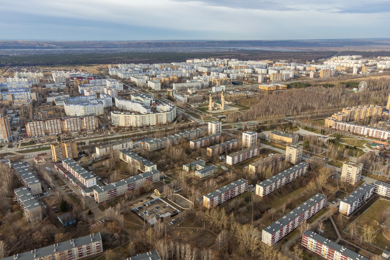 Нижнекамск может стать ключевой точкой нового туристического маршрута России Об этом сообщил мэр города Радмир Беляев Провели рабочее совещание с федеральными представителями РЖД которые сейчас разрабатывают новый туристический проект написал он в Телеграм канале Отмечается что в ходе совещания были презентованы туристические объекты Нижнекамска среди которых Нижнекамские термы гостиничный комплекс Люксор природный источник Красный Ключ и ряд других локаций Беляев отметил что при достижении договоренностей Нижнекамск может стать первым пилотным проектом такого формата в Татарстане По его словам проект позволит привлечь дополнительные туристические потоки стимулирует развитие инфраструктуры и создаст новые возможности для бизнеса повысив узнаваемость города на федеральном уровне  Подпишитесь на iatatarinform Читайте нас в МАХ