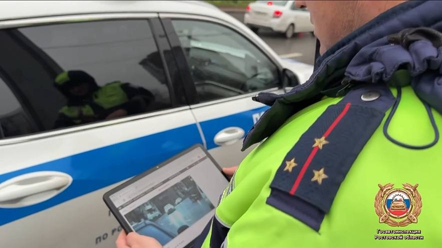 Рейды по злостным неплательщикам штрафов и алиментов прошли в донском регионе Десятки транспортных средств были проверены в ходе профилактического мероприятия сообщили в региональной Госавтоинспекции Данные о них как и о еще более чем 20 тыс различных автомобилей принадлежащих должникам имеются в автоматизированном программном комплексе Оракул По результатам рейдов были выявлены нарушения ПДД и обнаружены случаи неисполнения обязательств по судебным постановлениям Судебные приставы арестовали 4 транспортных средства владельцы которых имеют долги по налоговым платежам на общую сумму более 1 5 млн рублей Теперь у них есть 10 дней чтобы погасить задолженности Один автомобилист получил повестку о необходимости прибыть в территориальный отдел ФССП Всего за 11 месяцев текущего года составлено более 14 тыс административных материалов по ст 20 25 КоАП РФ неуплата административного штрафа в установленный срок вручено 165 уведомлений о явке в территориальные отделы ФССП взыскано более 2 млн руб наложен арест на 105 транспортных средств и 8 арестов на иное имущество отметили в ведомстве Мероприятия направленные на повышение дорожной дисциплины и контроль исполнения решений суда будут проходить и дальше Подпишись на 1Rnd в МАХ Написать в редакцию