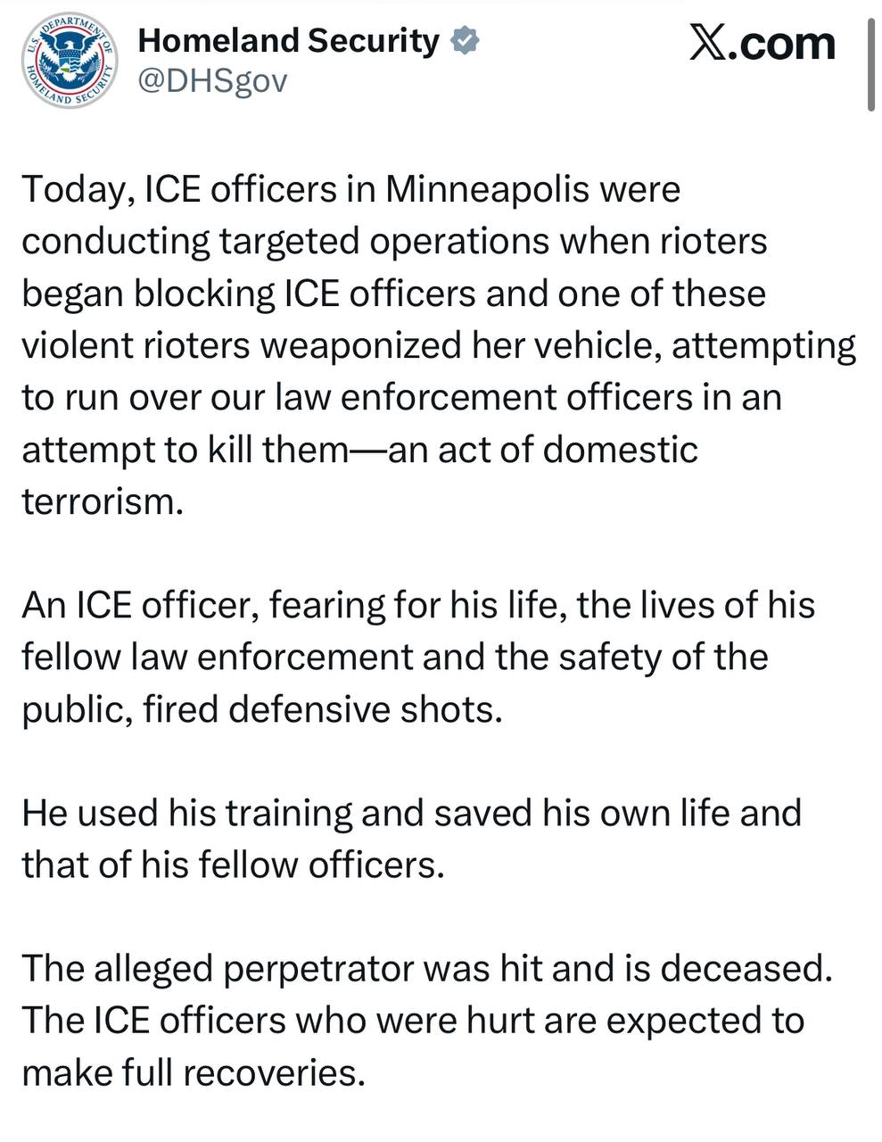 Агенты ICE в Миннеаполисе застрелили женщину направившую свой автомобиль в их сторону Эта женщина не является нелегальным мигрантом она была одной из протестующих пытавшихся заблокировать группу агентов ICE История до сих пор очень мутная хотя момент запечатлён на видео с нескольких ракурсов подборку можно посмотреть тут Важно понимать что ICE не защищаются никакой другой структурой в Миннесоте местная полиция ограничена своими же властями а Нацгвардию вызвать Трамп не может по решению суда По этой причине федеральные агенты защищают себя сами и имеют право в случае опасности стрелять на поражение Вероятно прямо сейчас дела против стрелявшего агента не будет он находится в юрисдикции федеральных властей а минюст явно на его стороне Но будущая Демократическая администрация вполне может вернуться к этому дню
