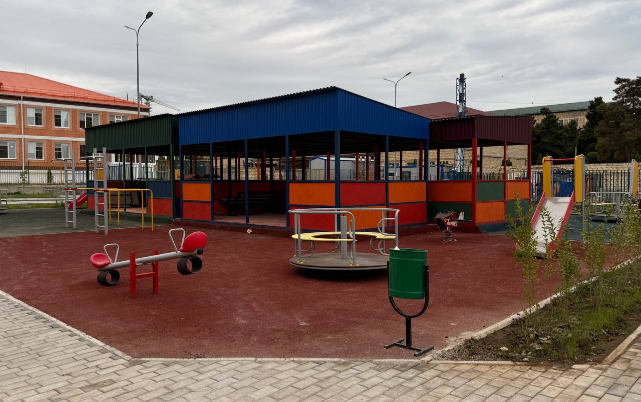 Завершилось строительство детского сада на 250 мест в Дербенте Объект возведенный в рамках национального проекта Демография уже внесён в реестр государственного имущества Республики Дагестан Общая площадь здания составляет 5 227 кв м Напомним что летом этого года Глава Республики Дагестан Сергей Меликов в ходе своего рабочего визита в Дербент посетил объект и высоко оценил качество выполненных работ Новый детский сад предлагает полное дневное пребывание детей включая группы для детей с ограниченными возможностями здоровья Учреждение оснащено всем необходимым для их комфортного и безопасного пребывания светлые и просторные группы оснащены современной мебелью на прилегающей территории создана полноценная инфраструктура для отдыха и развития детей Открыть детский сад и встретить маленьких воспитанников планируется с началом учебного года minstroyrd Минстрой Дагестана в МАХ