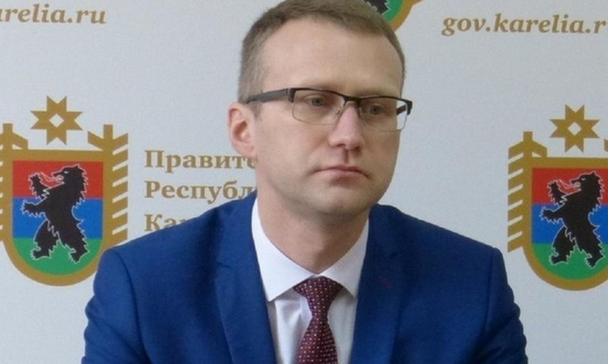 В Петрозаводске снова задержан бывший руководитель Автоспецтранса Иван Новиков Его подозревают в мошенничестве накануне прошли обыски в офисах Корпорации развития Карелии и КЭО Напомним Новиков уже отбывал срок в колонии а недавно вышел по УДО и устроился в Минстрой В ближайшее время Новикову будет избрана мера пресечения Во время заседания в городском суде он заявил что не нуждается в адвокате 5 5 5 Подписаться Прислать новость