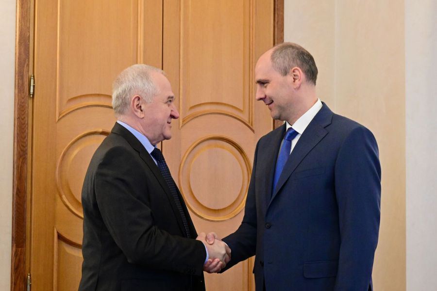 Руководитель Свердловской области Денис Паслер 27 мая провел рабочую встречу с членами комитета Совета Федерации по обороне и безопасности во главе с председателем Владимиром Булавиным  В течение трех дней комитет посетит ряд предприятий и проведет выездное заседание по развитию свердловского оборонно-промышленного комплекса.  Владимир Булавин сообщил Денису Паслеру о планах работы комитета: изучение деятельности ведущих предприятий Свердловской области, проведение ряда совещаний, в том числе по вопросам дальнейшего развития производств, а также военно-патриотического воспитания молодежи.    Подробнее читайте на сайте «Областной газеты».    департамент информационной политики Свердловской области   Подписаться на «ОГ» Прислать новость Поддержать канал