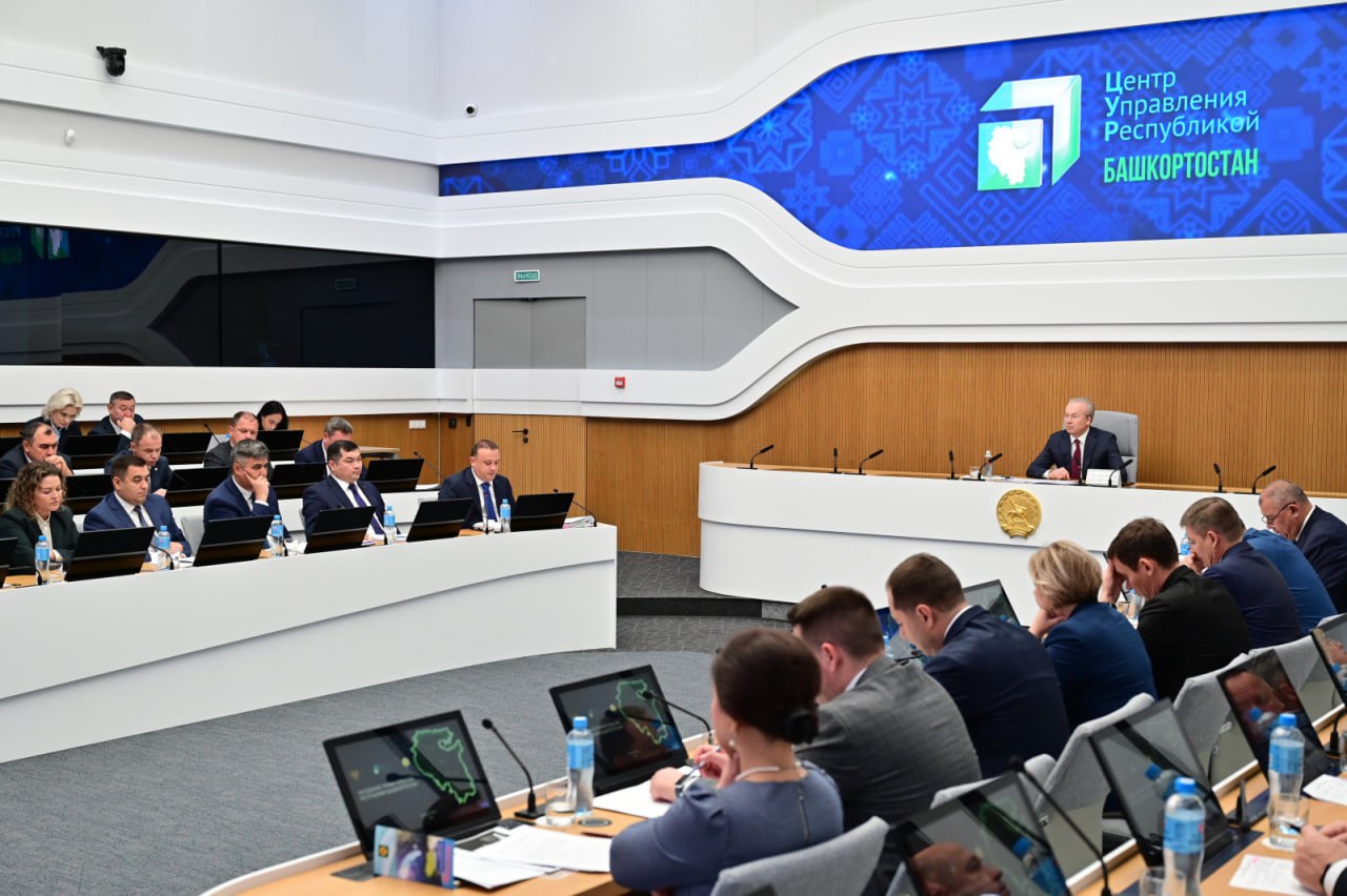 В Башкирии планируется пересмотреть оплату за посещение особо охраняемых природных территорий Данный вопрос обсуждался на заседании правительства Башкирии По словам премьер министра Андрея Назарова в 2025 году объем туристического потока на особо охраняемые природные территории вырос на 67 и составил 260 тысяч человек Необходимо создавать современную инфраструктуру которая позволит обеспечить условия для организованного и комфортного посещения этих территорий гражданами В республике уже есть положительный опыт принятия решений направленных на установление баланса между сохранением уникального природного потенциала и интересами туристов это строительство лестницы на горе Тратау Шихан Торатау Министр природопользования и экологии Башкирии Нияз Фазылов отметил что размеры платы за посещение ООПТ не индексировались с 2021 года и новым проектом постановления правительства республики предусматривается методика расчета платы которая учитывает уровень спроса на посещение территории сезонность посещения уникальность природных комплексов и наличие инфраструктуры Одним из приоритетов проекта является включение в перечень лиц освобождаемых от взимания платы за посещение ООПТ регионального значения в том числе участников СВО и членов их семей а также членов семей погибших умерших участников СВО  Обратная связь  Подписаться  Подписаться в Max
