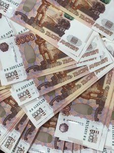 В Приморье прокуроры направили в суд дело о хищении 135 млн рублей у вкладчиков Обвиняемый 52 летний местный житель ему вменяется мошенничество в особо крупном размере Следствие считает что в 2016 году он создал кредитный кооператив под видом законной деятельности привлёк средства 16 жителей края пообещав высокий доход С 2016 по 2019 год он получил более 135 млн рублей но обязательств не выполнил а деньги похитил и потратил На имущество обвиняемого наложен арест на сумму свыше 3 5 млн рублей Потерпевшие подали гражданские иски о взыскании ущерба Подпишись на ПРИМОРЬЕ LIVE