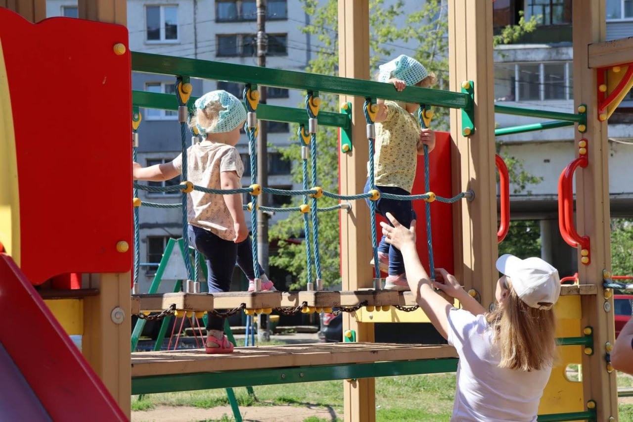 Проект «Социальная няня» запущен в Нижегородской области В регионе начала работать бесплатная услуга кратковременного присмотра и ухода за детьми до трёх лет. Проект «Социальная няня» реализуется в рамках нацпроекта «Семья» и доступен многодетным, молодым семьям, одиноким родителям, семьям участников СВО и семьям с низким доходом. Нижегородская Стрелка Z Подпишись
