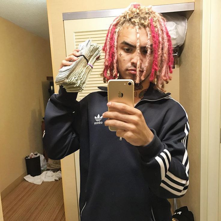 Знаменитый американский рэпер Lil Pump едва не погиб в ДТП за 3 дня до своего дня рождения — машину музыканта занесло на трассе и она перевернулась.   Причиной, по словам артиста, стала скользкая дорога из-за дождя. После аварии 24-летний музыкант смог сам выбить окно и выбраться из автомобиля.  «Ребята, я чуть не лишился жизни. Бог существует! Не садитесь за руль под дождем. В свой день рождения я пойду в церковь, чтобы поблагодарить Бога за все благословения", —написал Lil Pump.    Присоединяйся к нам в MAX: