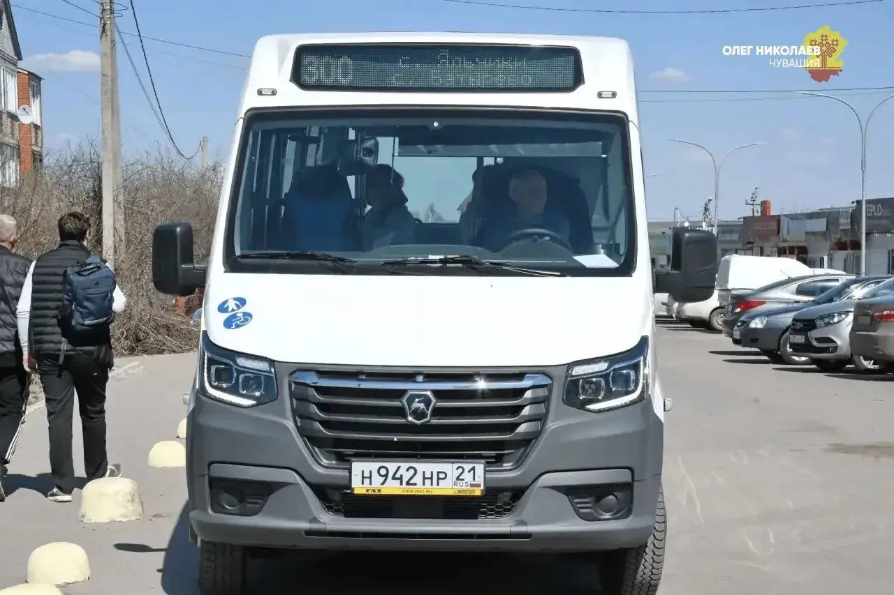 Чувашия В Чувашской Республике появились пять новых межмуниципальных маршрутов Как отметил глава Чувашии Олег Николаев при запуске новых линий власти опирались на обращения жителей и детальный анализ пассажиропотока По данным ЦУР вопрос работы общественного транспорта один из актуальных для региона С начала года по этой теме обработано 1 4 тыс сообщений пользователей   Подобных системных решений по расширению транспортной сети в республике не принималось почти десять лет Новые маршруты соединили города а также поселки между собой Козловку и Новочебоксарск Ибреси с Канашом Аликово с Красными Четаями а также связали Батырево с Шемуршой и Яльчиками Маршруты синхронизированы с ключевым социальным каркасом больницами школами предприятиями и вокзалами обратил внимание Олег Николаев Подписывайтесь на ЦУР Official в MAX