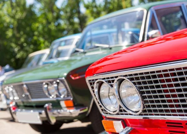 Узбекистане планируют ограничить использование старых автомобилей Согласно проекту постановления правительства с 1 января 2026 года в стране будет введён запрет на эксплуатацию и повторную регистрацию автомото транспортных средств выпущенных 50 и более лет назад Такие машины будут сниматься с государственного учёта Документ пока находится на стадии обсуждения Подписаться на канал Узбекистан Online