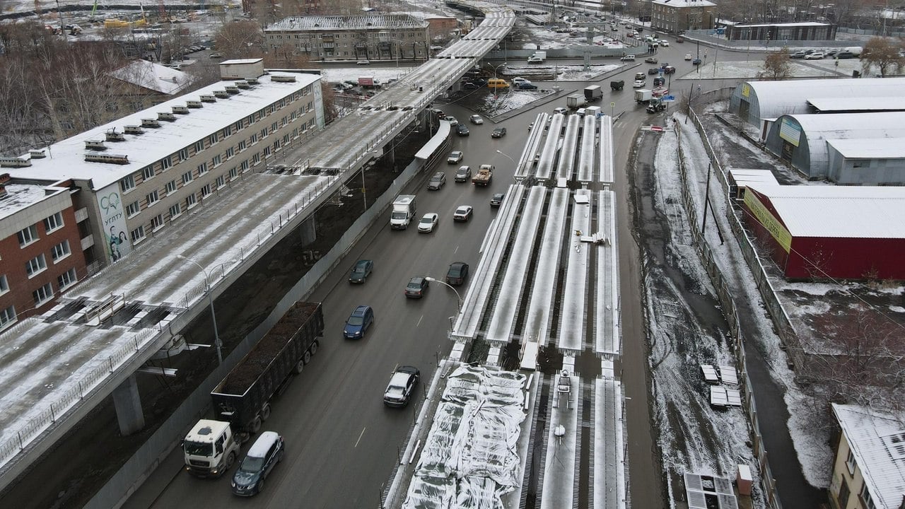 В начале 2025 года планируют открыть развязку у «Калины».  Вице-мэра Рустама Галямова сообщил, что работы на объекте продолжаются, хотя это «и не всегда заметно», пишет Е1 со ссылкой на чиновника.   Подписаться   Новости Екатеринбурга