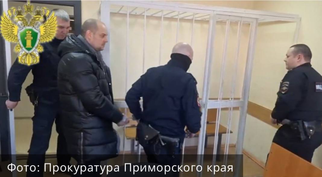 Нанёс удары ножом в Уссурийске мужчину будут судить за убийство брата Жителя Приморья 1987 года рождения обвиняют в убийстве родного брата Материалы дела уже поступили в суд для рассмотрения по существу Трагедия произошла в Уссурийске Обвиняемый и потерпевший в одной квартире выпивали Позже между ними возник конфликт который быстро перерос в жестокую ссору В ходе неё фигурант дела нанёс потерпевшему множественные удары ножом характер и количество ранений свидетельствуют о высокой степени агрессии и умышленном характере действий Полученные потерпевшим травмы оказались несовместимы с жизнью от нанесённых ножевых ранений мужчина скончался на месте происшествия Обстоятельства преступления включая показания свидетелей и результаты экспертиз легли в основу обвинения Следственные органы собрали достаточную доказательную базу для передачи дела в суд Теперь судьба мужчины будет решаться в ходе судебных заседаний Уссурийского районного суда PRIMPRESS в MAX ДЗЕН ЧАТ БОТ