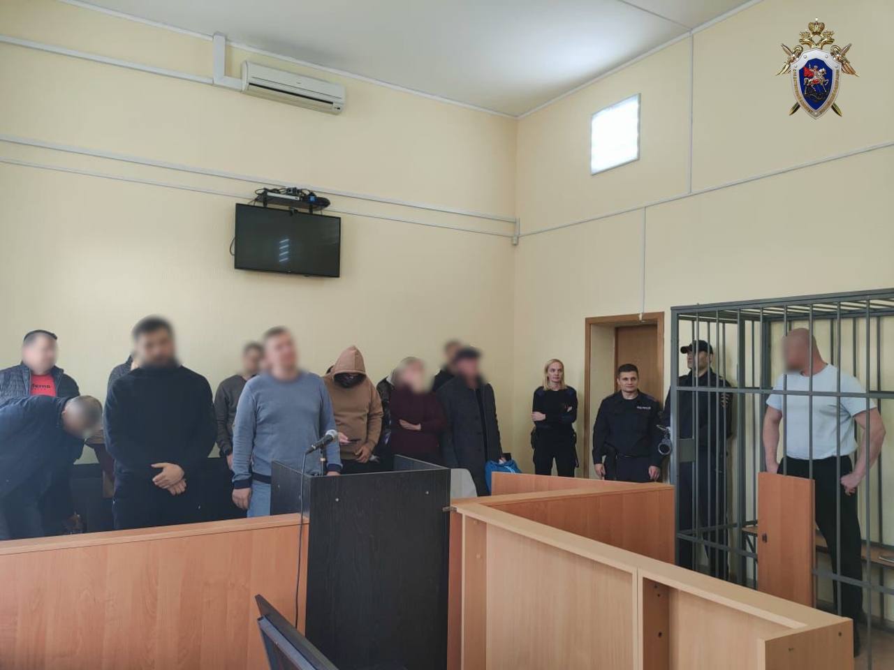 От 1 до 13 лет колонии в Калининграде осудили пятерых экс полицейских Правоохранителей обвинили в превышении полномочий незаконном хранении наркотиков и фальсификации доказательств Об этом сообщили в СУ СК России по Калининградской области По данным следствия в июле 2022 года трое оперуполномоченных во время обыска у калининградки обнаружили у её 12 летнего сына наркотики но чтобы улучшить показатели оформили ложный протокол записав находку на хозяйку квартиры Позже те же сотрудники под угрозами заставили другую женщину спрятать часть изъятого вещества в одежде чтобы затем оформить на неё уголовное дело Какие преступления ещё совершили экс сотрудники УНК рассказываем на сайте Фото Telegram канал СУ СК России по Калининградской области КАСКАД Прислать новоcть
