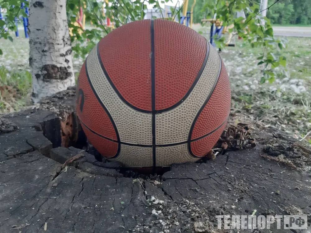 Строительство ФОКа в Екатеринославке и Белогорске близится к завершению Новые ФОКи позволят жителям заниматься различными видами спорта от футбола до хоккея В Екатеринославке завершается строительство нового физкультурно оздоровительного комплекса ФОК с универсальным залом Объект возводится на территории бывшего маслозавода в рамках программы Газпром детям Об этом сообщает правительство Амурской области К завершению близится и строительство ФОКа в Белогорске Ход работ и вопросы доступности спортивных объектов обсудили на совещании под руководством губернатора Василия Орлова В Екатеринославке рабочие завершают чистовую отделку помещений На прилегающей территории выполнено благоустройство и обустроен удобный подъезд Новый спортивный объект позволит жителям районного центра и близлежащих сел заниматься мини футболом баскетболом волейболом бадминтоном и настольным теннисом При поддержке Газпрома продолжается строительство ФОКа в Белогорске Готовы стены и крыша здания специалисты ведут монтаж инженерных сетей и внутреннюю отделку В комплексе предусмотрены ледовое поле зона для разминки спортсменов и тренажерный зал На совещании отдельно обсудили доступность пришкольных площадок и стадионов для жителей Построенные и отремонтированные спортивные объекты на территориях школ во внеурочное время активно посещаются амурчанами По данным минобрнауки Приамурья за 2024 2025 годы пришкольные стадионы посетили более 46 тысяч человек Василий Орлов отметил что спортивные площадки при школах должны быть открыты для всех желающих Он подчеркнул что по поручению Президента России к 2030 году необходимо создать условия чтобы не менее 70 жителей региона систематически занимались спортом Для этого в области развивают спортивную инфраструктуру строят новые ФОКи стадионы и площадки включая пришкольные территории Глава региона дал указание муниципалитетам пересмотреть правила использования школьных спортивных площадок и разработать графики их работы которые будут удобны для местных жителей ТЕЛЕПОРТ РФ здесь все об Амурской области  Мы в МАХ  Написать нам