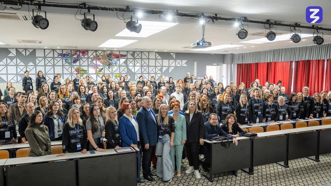 В Пятигорске прошел окружной форум Родители онлайн 2 0 Форум собрал 150 родителей педагогов и экспертов на площадке Пятигорского государственного университета Участники обсудили как семья и школа вместе формируют у детей гражданскую позицию любовь к Родине и уважение к традициям Мероприятие объединило активных мам и пап со всего Северного Кавказа Организатором выступило Российское общество Знание при поддержке Министерства просвещения РФ и Росдетцентра Главная тема обсуждения воспитание патриотизма и укрепление связи семьи и школы На торжественной церемонии открытия с приветственными словами к участникам форума обратились представители Российского общества Знание органов государственной власти руководства ведущих образовательных учреждений и координационных структур курирующих вопросы взаимодействия с родительским сообществом О роли форума в укреплении взаимопонимания между семьями и школой рассказала заместитель министра образования Ставропольского края Елена Дечева Сегодняшний форум объединил самых активных родителей со всего Северного Кавказа Укрепление семейных традиций и института семьи это приоритет государственной политики ведь крепкая семья является фундаментом общества Ставропольский край традиционно активно участвует во всех федеральных программах и форумах и мы гордимся возможностью стать площадкой для такого важного диалога Программа включала лекции и дискуссии о гражданском воспитании и современных формах взаимодействия родителей с образовательными организациями По итогам форума лучшие идеи будут представлены на Всероссийском съезде родительских комитетов который соберёт участников из 89 регионов страны Подпишись это Кавказ Сегодня