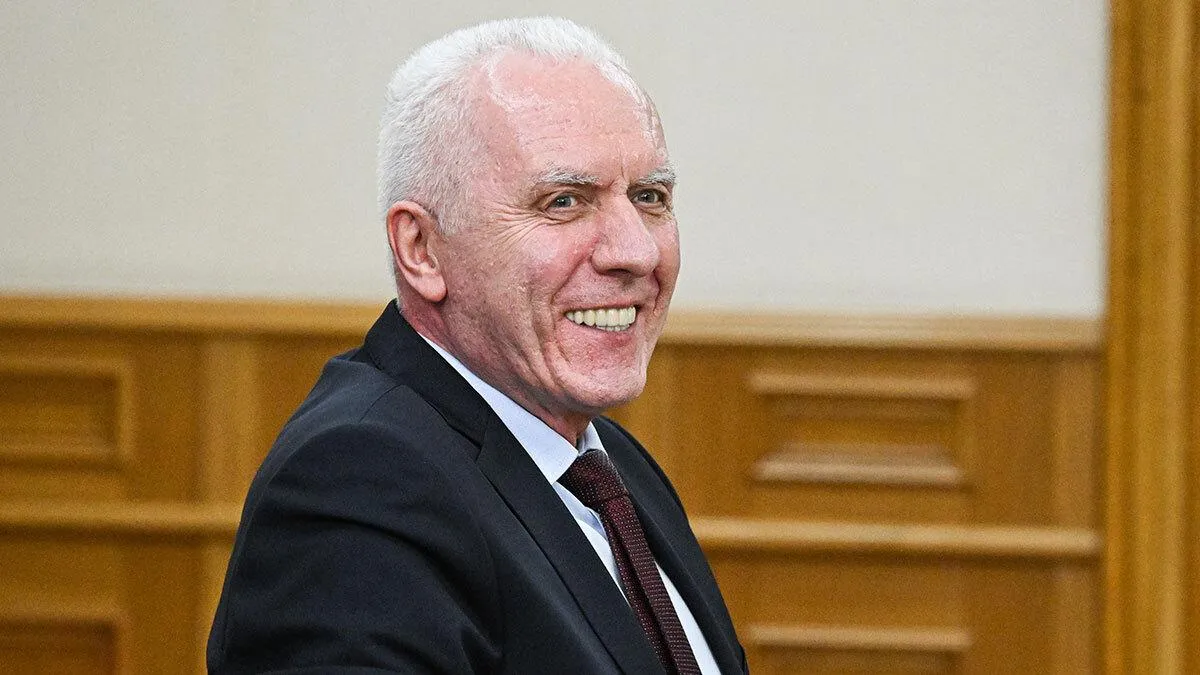 Генпрокуратура призвала проработать идею о внесудебном доступе к мобильным устройствам россиян Генпрокурор РФ Александр Гуцан считает что внесудебный доступ к мобильным устройствам граждан упростил бы работу правоохранителей Но по его словам нарушать конституционные права граждан нельзя Вместе с тем достижение цели оперативно разыскной деятельности не должно создавать предпосылок для нарушения конституционных прав граждан Реализация соответствующих предложений как мне кажется требует тщательной проверки и проработки Дмитрий Никотин Подпишись на МАХ канал