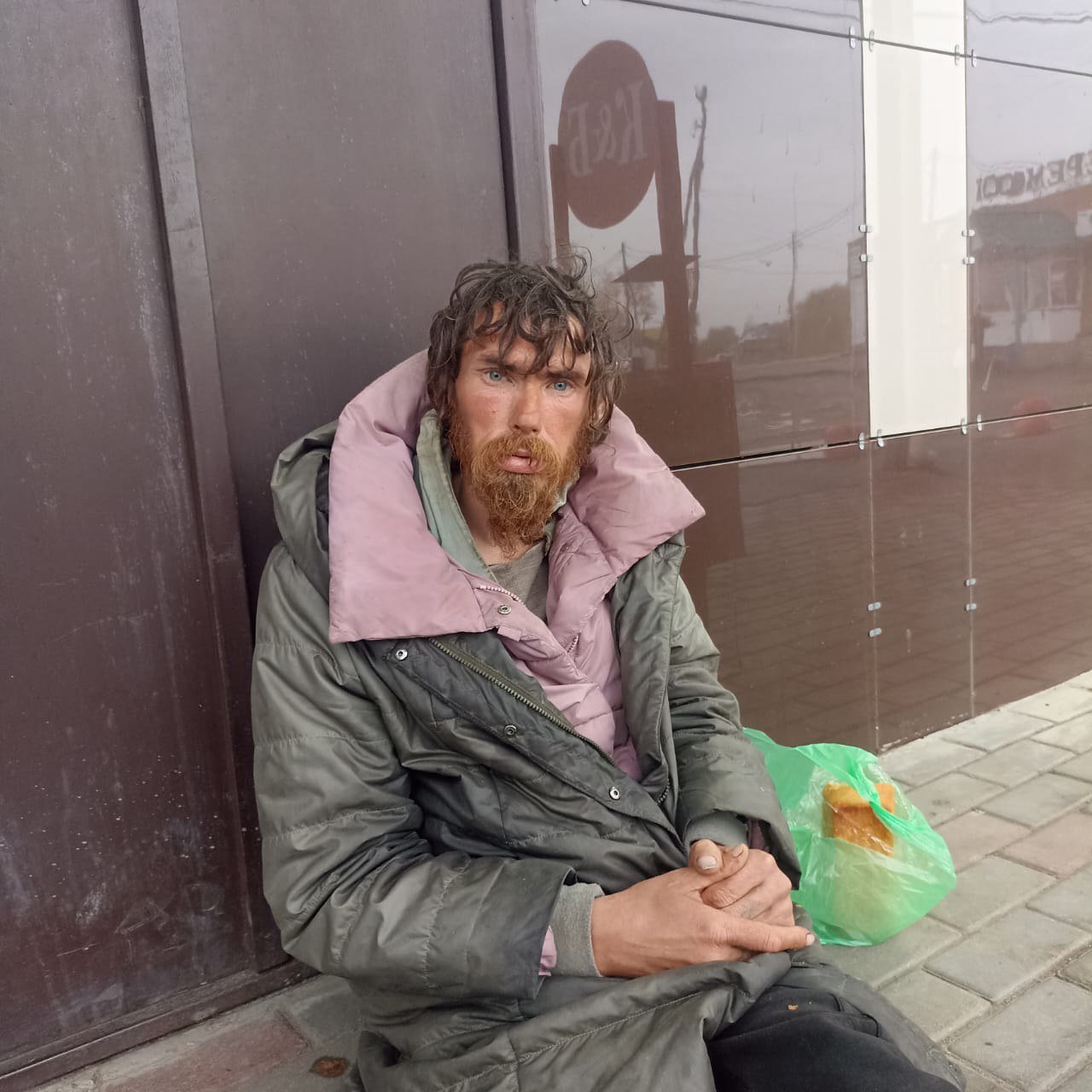 В Челябинской области бомж поражает местных жителей своим сходством с актером Бенедиктом Камбербэтчем "Его зовут Володя, он страдает ментальным расстройством личности. Он как Доктор Стрэндж, может появляется в различных местах города. У него присутствует синдром бродяжничества. Основное место обитания автостанция. К социуму не адаптирован, регулярно уходит из семьи" — рассказали местные. В основном он попрошайничает у сетевых магазинов или распивает спиртное.