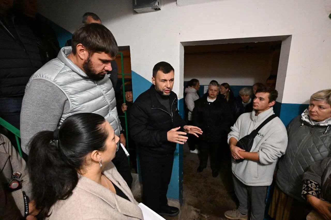 Контроль исполнения поручений глава Донецка доложил о решении проблем жителей дома 154 по улице Артема В октябре проводил прямой эфир в ходе которого поступило много жалоб на порывы инженерных коммуникаций нерабочие лифты плохое состояние подъездов и отсутствие освещения В тот же день встретился с жильцами проблемного дома в Донецке Поручал главе города решить проблемы людей Сотрудники Единого фонда управления МКД заменили арматуру на внутридомовых сетях холодного водоснабжения и центрального отопления Также отремонтированы системы водоотведения от канализационного колодца в подвал дома На сегодняшний день проблема с течью коммуникаций устранена В доме исправно работает отопление есть вода по графикам Лифты отремонтировали освещение на входе во второй и третий подъезды восстановили В скором времени приступим к ремонту внутри дома материалы для этого уже есть Подписывайтесь на мой канал в MAX КонтрольПоручений PushilinDenis