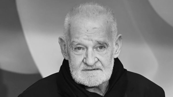 На 71 м году жизни скончался венгерский режиссёр Бэла Тарр Он известен по фильмам Человек из Лондона и Туринская лошадь Издание Index со ссылкой на окружение режиссёра сообщило что он умер после тяжёлой продолжительной болезни Мировую популярность ему принесли мрачные чёрно белые фильмы нередко построенные на долгих непрерывных планах Главной работой Тарра считается картина Сатанинское танго вышедшая в 1994 году Подписаться на Говорит Москва Telegram VK MAX