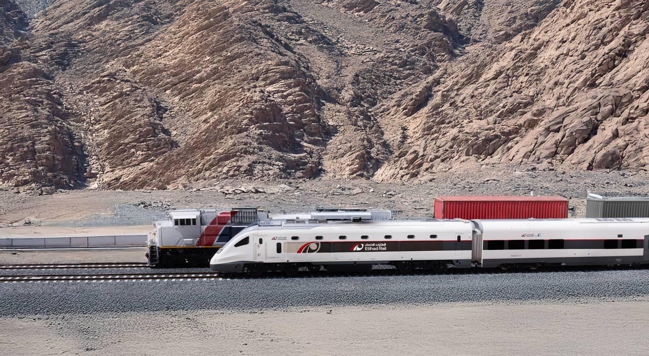 Etihad Rail планирует запустить первые пассажирские маршруты уже в этом году Первые три станции откроются в Дубае Абу Даби Фуджейре Время в пути между Абу Даби и Дубаем составит около часа а между Абу Даби и Фуджейрой полтора часа Каждый поезд будет перевозить до 400 пассажиров