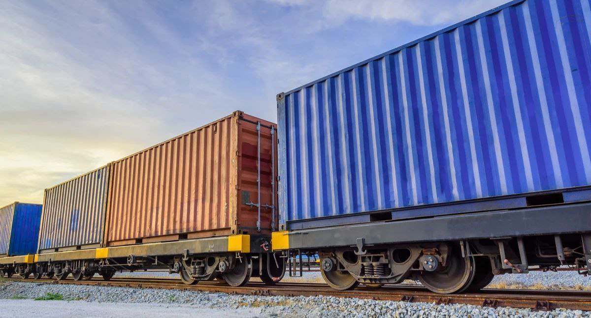 Объем ж д грузоперевозок между Казахстаном и Эстонией вырос в 2 1 раза за год За 2025 год ж д транспортом между Казахстаном и Эстонией перевезли 382 4 тысячи тонн грузов сообщили Казахстанские железные дороги Это на 197 4 тысячи тонн или почти в 2 1 раза больше чем за 2024 год При этом объем ж д экспорта казахстанских грузов в Эстонию достиг 313 7 тысячи тонн Это на 192 9 тысячи тонн или почти в 2 6 раза больше чем годом ранее Объем ж д импорта эстонских грузов в Казахстан составил 29 7 тысячи тонн Это на 6 9 тысячи тонн или на 30 больше чем годом ранее Объем ж д транзита сократился до 39 тысяч тонн Это на 2 4 тысячи тонн или почти на 6 меньше чем годом ранее Читайте также Объем ж д грузоперевозок между Казахстаном и Россией вырос на 3 5 за год Казахстан нарастил на 60 объёмы экспорта зерна через порты России Logistan info Логистика Железные дороги