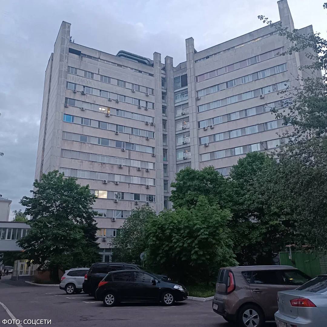 500 человек эвакуировали из госпиталя МВД в Москве — на минус первом этаже хирургического корпуса загорелась серверная. По предварительной версии, причина — короткое замыкание. Здание обесточено, на месте работают спасатели.