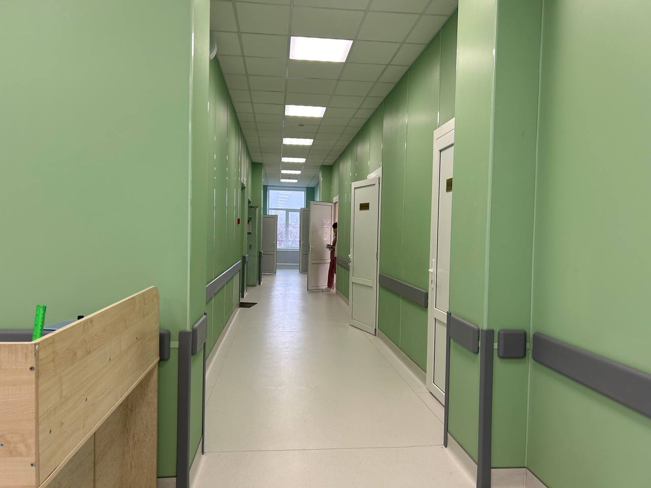 Пострадавшую при обстреле Днепрорудненского железорудного комбината транспортировали в Крым 48 летнюю женщину разместили в Республиканской клинической больнице имени Семашко Там ей окажут узкопрофильную медпомощь Об этом сообщил губернатор Запорожской области Евгений Балицкий   Новое Медиа в Запорожье