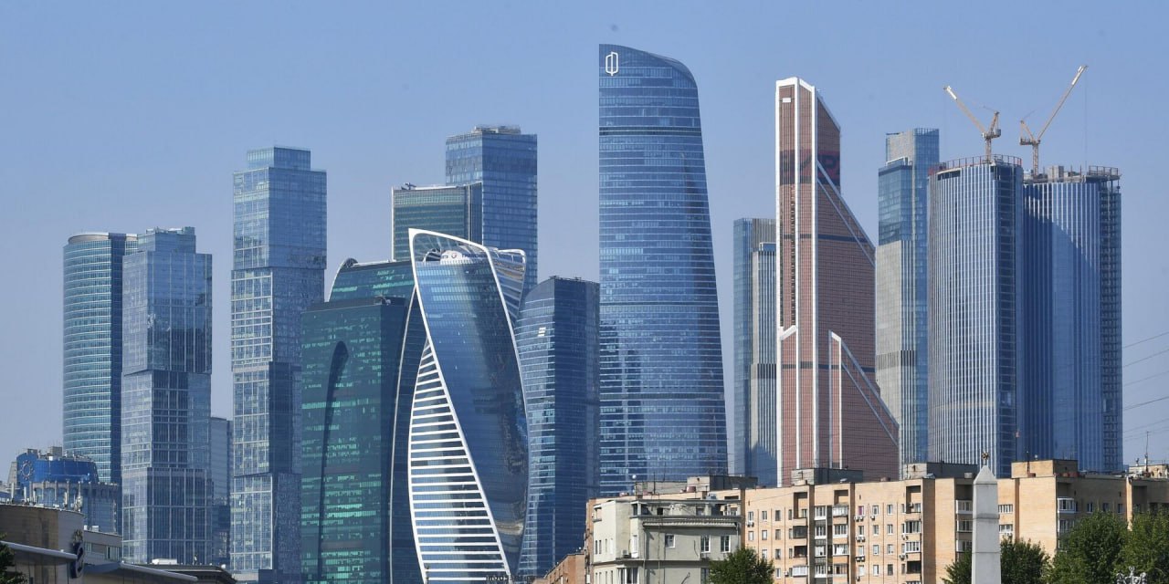 Москва увеличит число высоток К 2030-му в столице возведут более 250 жилых небоскребов — зданий выше 100 метров. Всего запланировано строительство 470 высоток от 75 метров и выше, сообщили в «Метриум». Больше всего таких проектов сейчас в Даниловском районе 36 домов , а также в Покровском-Стрешневе, Раменках, Хорошево-Мневниках, Очаково и Западном Дегунине. Впервые высотки появятся в 16 районах — от Крылатского и Проспекта Вернадского до Сокольников и Печатников. Сейчас высотные дома — лишь 4% рынка, но спрос на них стабилен: почти каждый четвертый покупатель рассматривает квартиру выше 25 этажей. Чаще всего это бизнес-класс. RENOVAZI Прислать новость