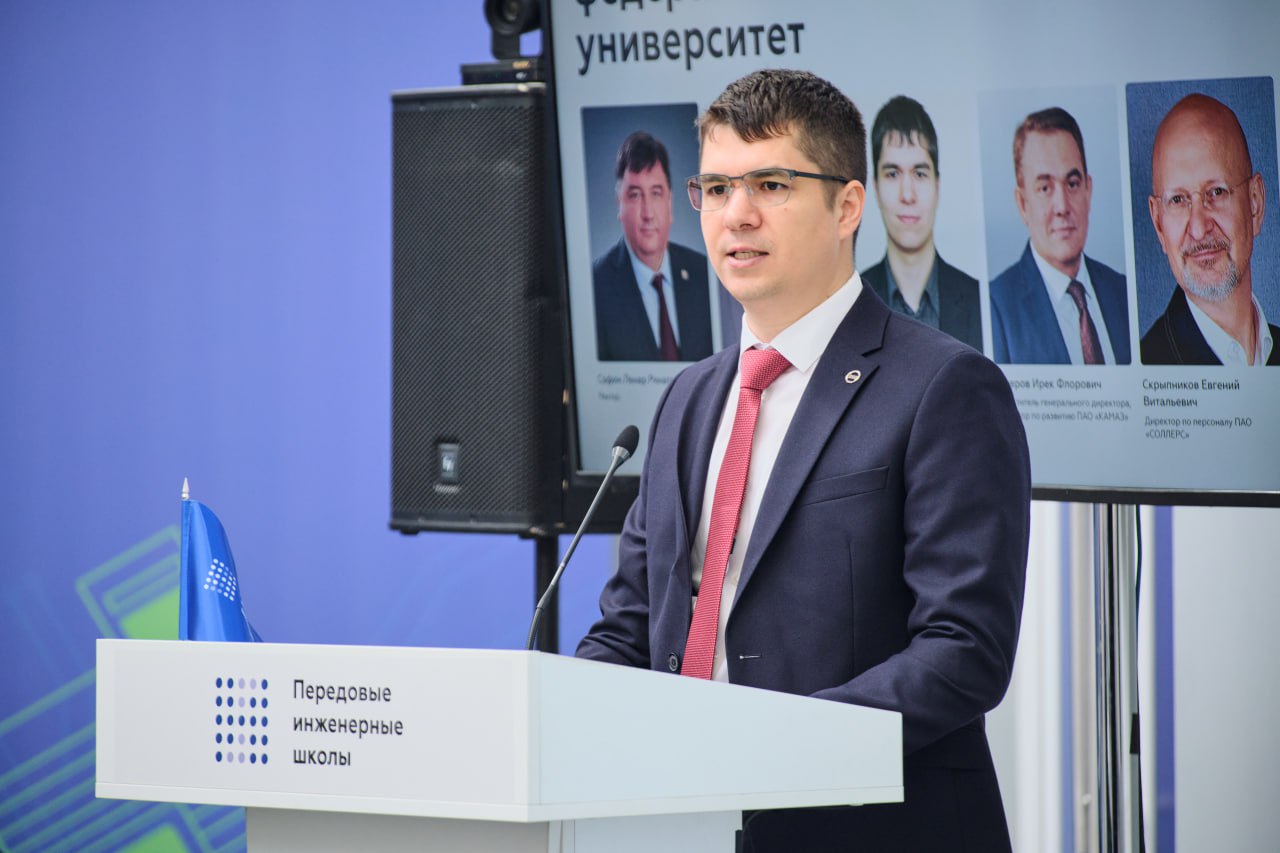 Передовая инженерная школа КФУ представила результаты деятельности за 2024 год В Москве прошло очередное заседание Совета по рассмотрению вопросов и координации деятельности передовых инженерных школ ПИШ под председательством главы Минобрнауки России Валерия Фалькова. Вузы-участники проекта, в числе которых Казанский федеральный университет, представили результаты работы своих ПИШ за 2024 год. Как сообщил ректор КФУ Ленар Сафин, все ключевые плановые показатели программы развития передовой инженерной школы «КиберАвтоТех» на сегодняшний день полностью выполнены. И здесь огромную роль сыграло активное участие в реализации проекта Республики Татарстан, Министерства промышленности и торговли РФ, а также индустриальных партнеров. Напомним, флагманский проект Минобрнауки России «Передовые инженерные школы» реализуется с 2022 года. Сейчас в рамках него созданы 50 таких школ. С этого года первые 30 школ из 15 регионов, в том числе ПИШ КФУ, по условиям проекта переходят на новый этап финансирования — за счет привлеченных средств индустриальных партнеров вместо бюджетных. Подробнее – здесь.