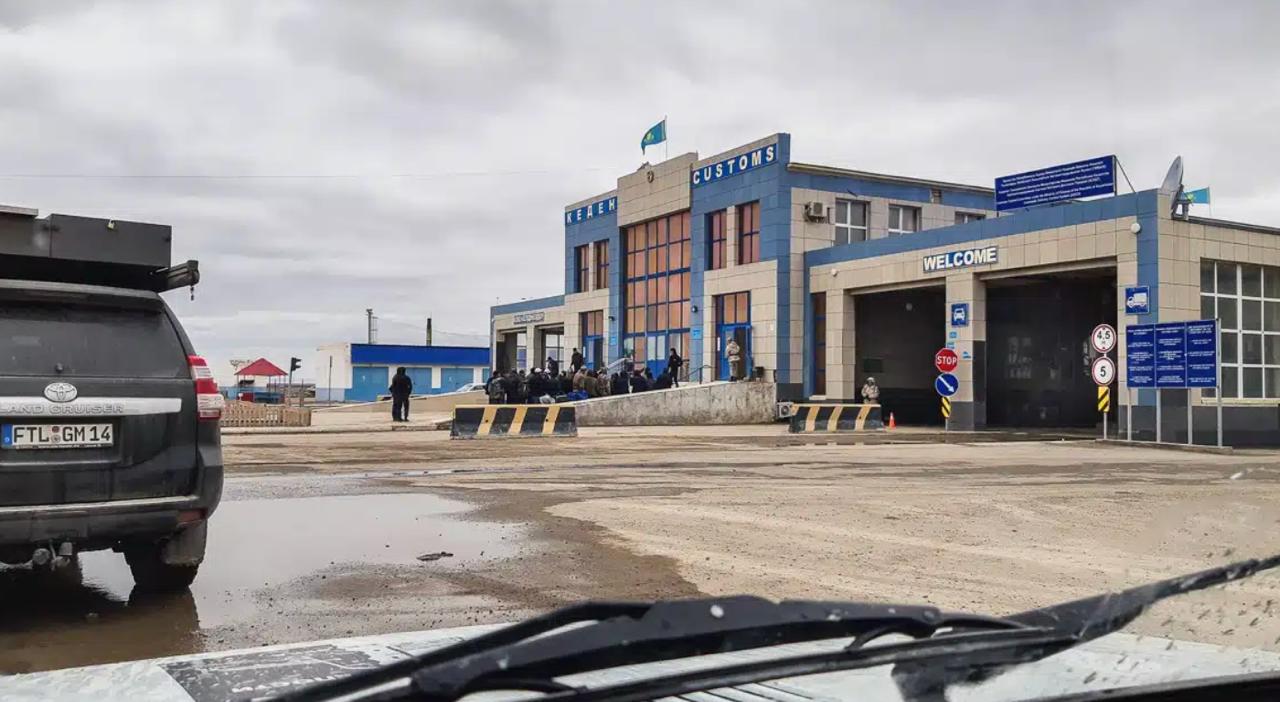 КПП Даут ата на границе с Казахстаном будет закрыт до конца года Казахстан продлил ограничения на работу погранпункта Тажен на границе с узбекским постом Даут ата до 31 декабря Ранее его закрыли в феврале этого года напомнили в Таможенном комитете Через этот пункт нельзя будет проходить пешеходам легковым машинам автобусам и грузовикам до 3 5 тонн Ограничения связаны с ремонтом зданий и дорог на территории пункта При этом крупные грузовики свыше 3 5 тонн разрешат свободно пересекать границу через Тажен Даут ата Telegram Facebook Instagram LinkedIn Сайт