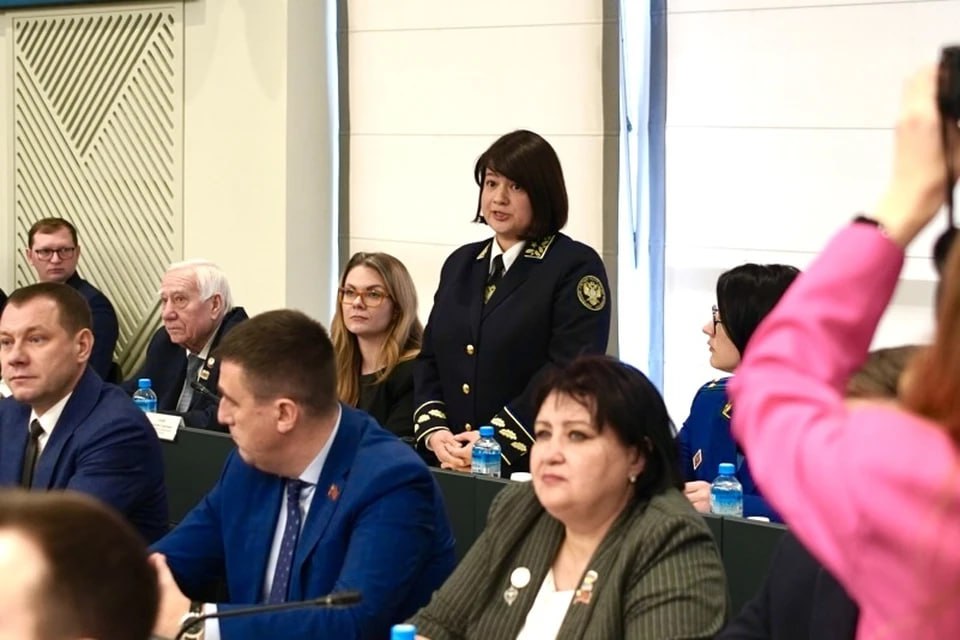 Челябинская гордума освободила главу КСП от должности Депутаты Челябинской городской думы приняли досрочную отставку председателя Контрольно счетной палаты Ирины Кузнецовой Она покинет пост с 13 января 2026 года Предполагается что Ирина Кузнецова займет должность в областной структуре Старалась выполнять поставленные задачи максимально эффективно и профессионально сказала в последнем слове Ирина Кузнецова Если в будущем мне предстоит работать вместе я сделаю это с большим удовольствием Исполняющей обязанности председателя назначена аудитор КСП Ирина Абакумова Подписаться на chelkp