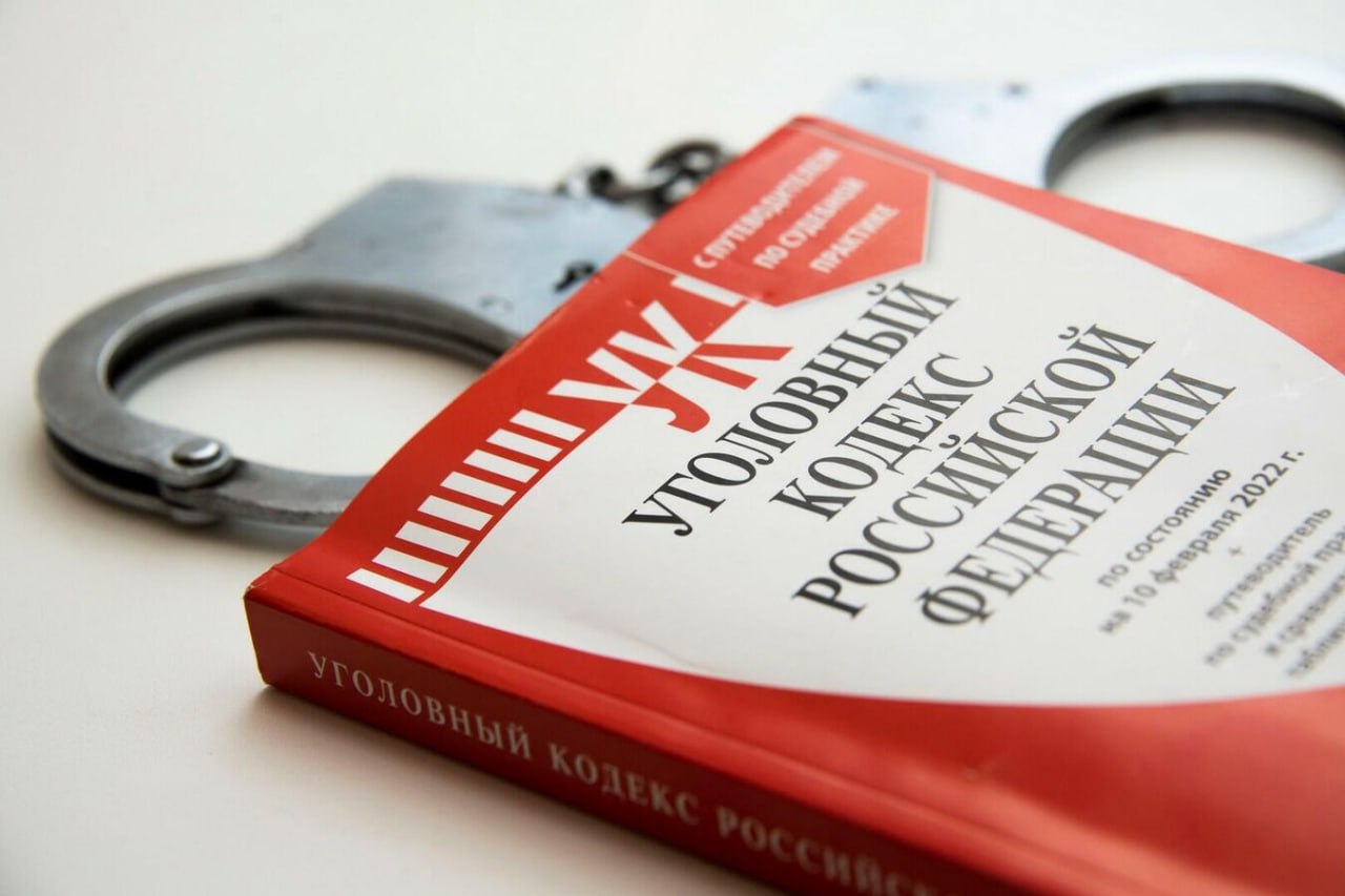 Директор стройфирмы в Севастополе скрыл 4 3 миллиона рублей для неуплаты налогов уголовное дело направлено в суд Об этом сообщили в региональном управлении СК С июня по декабрь 2024 года директор фирмы зная об имеющейся недоимке по налогам и страховым взносам умышленно скрыл от взыскания налоговым органом свыше 4 3 млн рублей говорится в сообщении Директор произвел некоторые махинации с деньгами чтобы их невозможно было взыскать в бюджет задолженности по налогам и страховым взносам Прокуратура направила уголовное дело в суд для рассмотрения сообщили в ведомстве 0 Подписаться на РИА Новости Крым в Telegram MAX VK