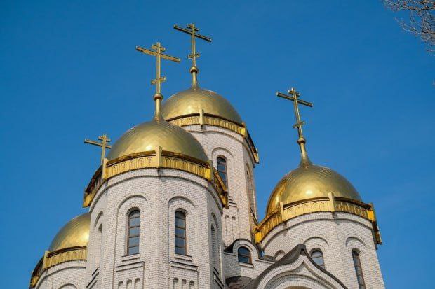 27 октября православная церковь вспоминает преподобную Параскеву Сербскую Она родилась близ Константинополя в благочестивой семье с юности посвятила себя Богу и прожила жизнь в посте и молитве После смерти ее нетленные мощи стали источником многочисленных чудес Сейчас святые мощи Параскевы хранятся в Румынии куда ежегодно стекаются тысячи паломников В этот день во всех храмах совершаются праздничные службы читаются молитвы преподобной о здравии благополучии и защите дома К святой обращаются с просьбами об исцелении о детях о сохранении мира в семье Особенно женщины молятся ей о легких родах и здоровье детей В народе считали что Параскева бережет дом от зла и воды от беды поэтому в этот день освящали воду умывались ею и окропляли жилище Считалось что с этого дня начинались настоящие предзимние холода На Параскеву земля снегом укроется вода льдом схватится Женщины в этот день не занимались тяжелой работой и особенно избегали стирки и уборки чтобы не навлечь на дом болезни и ссоры По погоде судили о грядущей зиме если дует северный ветер к холодной и снежной зиме если тихо и ясно к мягкой