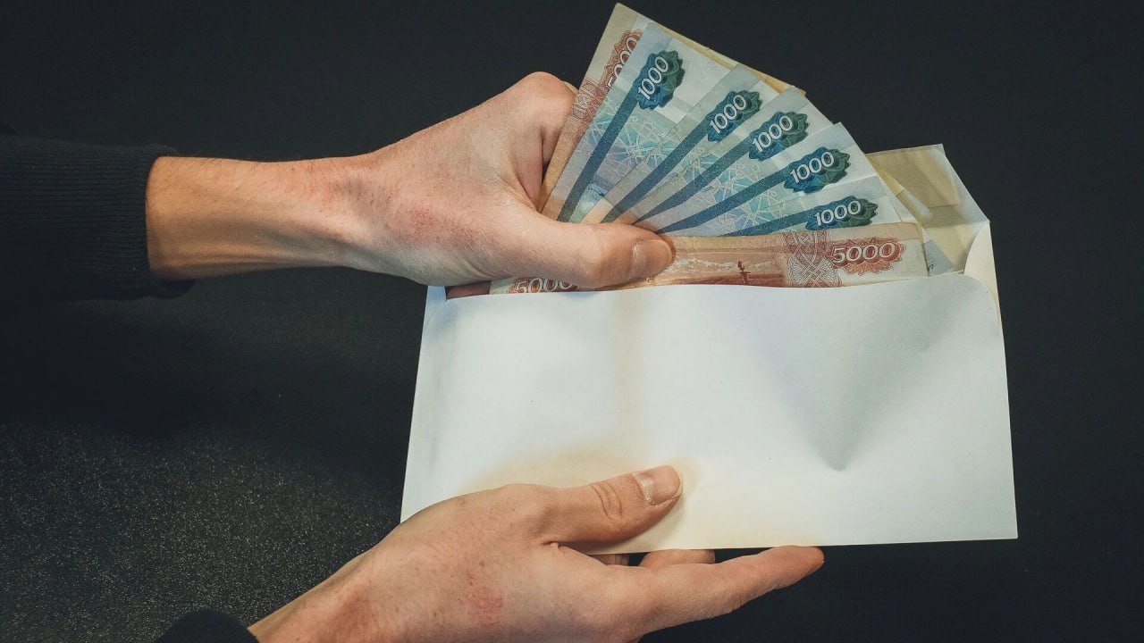 Средняя зарплата в Ростовской области перевалила за 62 тысячи рублей В Ростовской области выросла средняя заработная плата. Актуальные данные за январь–февраль 2025 года опубликовал Ростовстат. По данным статистического ведомства, за два месяца жители Ростовской области в среднем зарабатывали по 62,3 тысячи рублей. При подсчете учитывались крупные организации, средние и малые предприятия. Численность занятого населения на Дону за январь–март увеличилась на 0,8% в сравнении с аналогичным периодом 2024 года. Уровень занятости составил 62,1%, а число безработных сократился до 49,6 тысячи человек. Теперь уровень безработицы снизился до отметки 2,2%. Подписаться на "Новости Ростова" Прислать новость