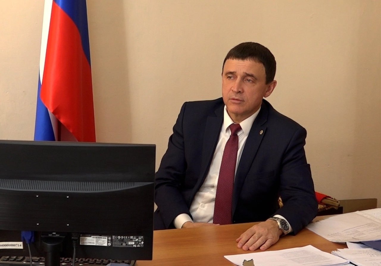 ‼  Главу Красноуфимска Михаила Конева проверяют правоохранительные органы. Об этом сообщил компетентный источник  .RU   Наш второй инсайдер утверждает, что возбуждено уголовное дело о превышении должностных полномочий. Также решается вопрос о возбуждении дела о мошенничестве.  UPD. Поводом стало фиктивное трудоустройство спикера гордумы Анатолия Худякова в администрацию на должность замдиректора ЖКУ по общим вопросам, уточнил наш собеседник.   Фото: соцсети Михаила Конева     Новости из Екатеринбурга