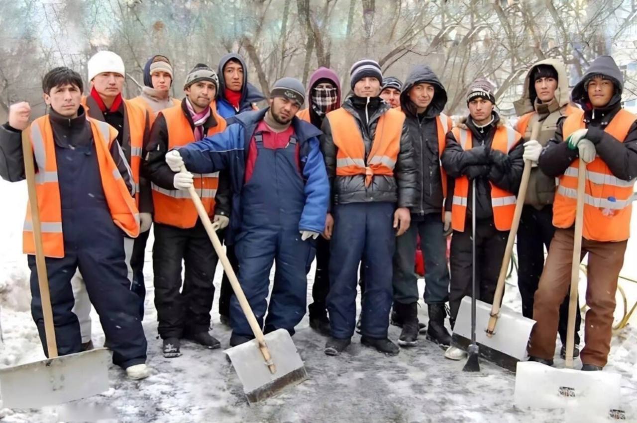 Мигрантам хотят запретить работать в 37 сферах в Нижегородской области.   Соответствующий проект указа губернатора появился на сайте правительства региона. Если документ подпишут, то он начнет действовать с 1 января 2025 года.   Иностранцам будет запрещено работать в общепите, оптовой и розничной торговле, в ЖКХ, курьерских службах, в сферах образования, культуры, спорта, здравоохранения, перевозки, ремонта автотранспорта, добычи полезных ископаемых и других.  Подпишись \ Предложи новость